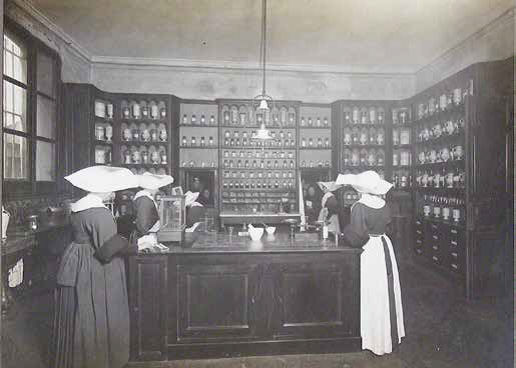 L'apothicairerie, photographie fin 19e-début 20e siècle