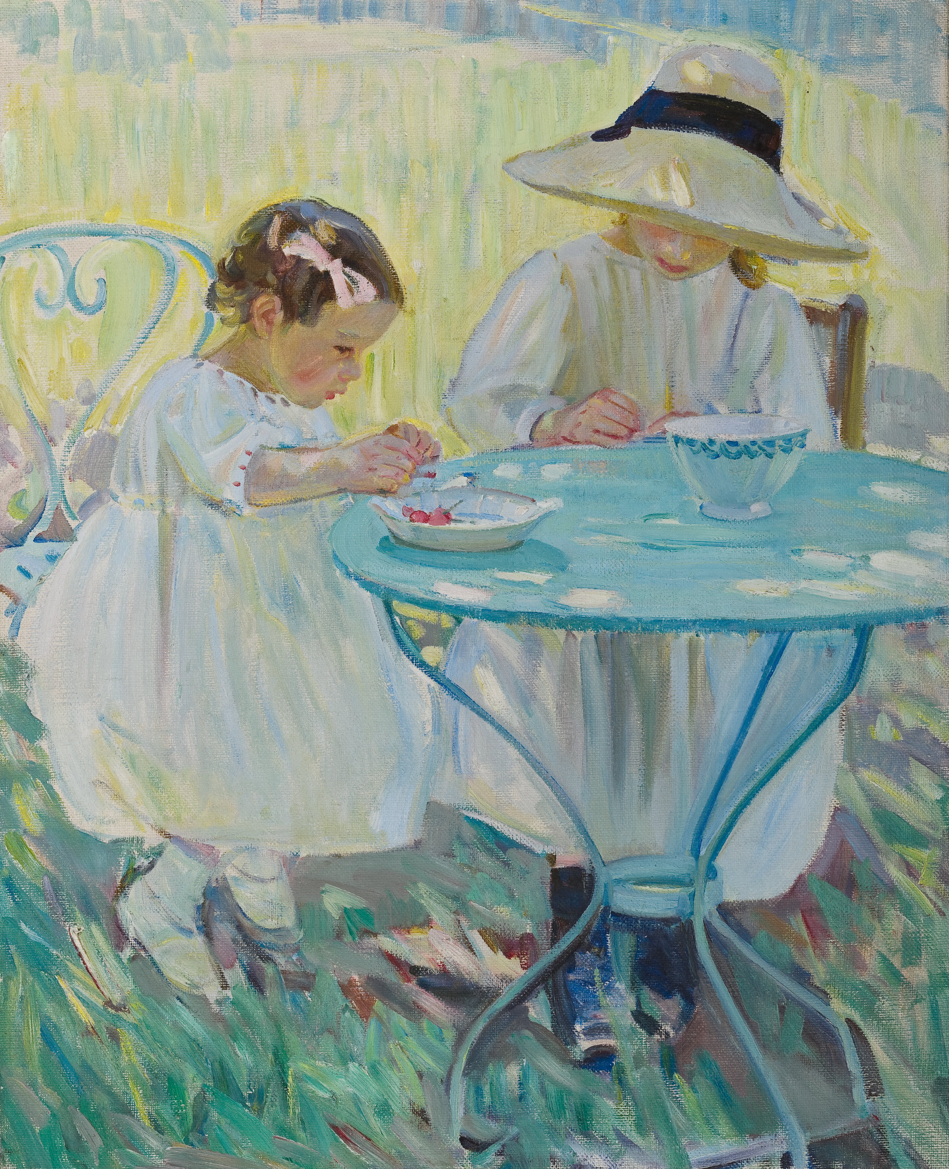 L'image représente deux jeunes filles assises à une table en plein air. Elles portent des robes blanches et des chapeaux. L'une d'elles, aux cheveux bruns, s'affaire à jouer avec des objets sur la table, tandis que l'autre, aux cheveux blonds, semble également concentrée sur son activité. Le décor est lumineux, avec des tons doux, et on peut apercevoir un fond flou de verdure, suggérant une ambiance paisible et estivale. L'utilisation de la lumière et des couleurs crée une atmosphère joyeuse et délicate.