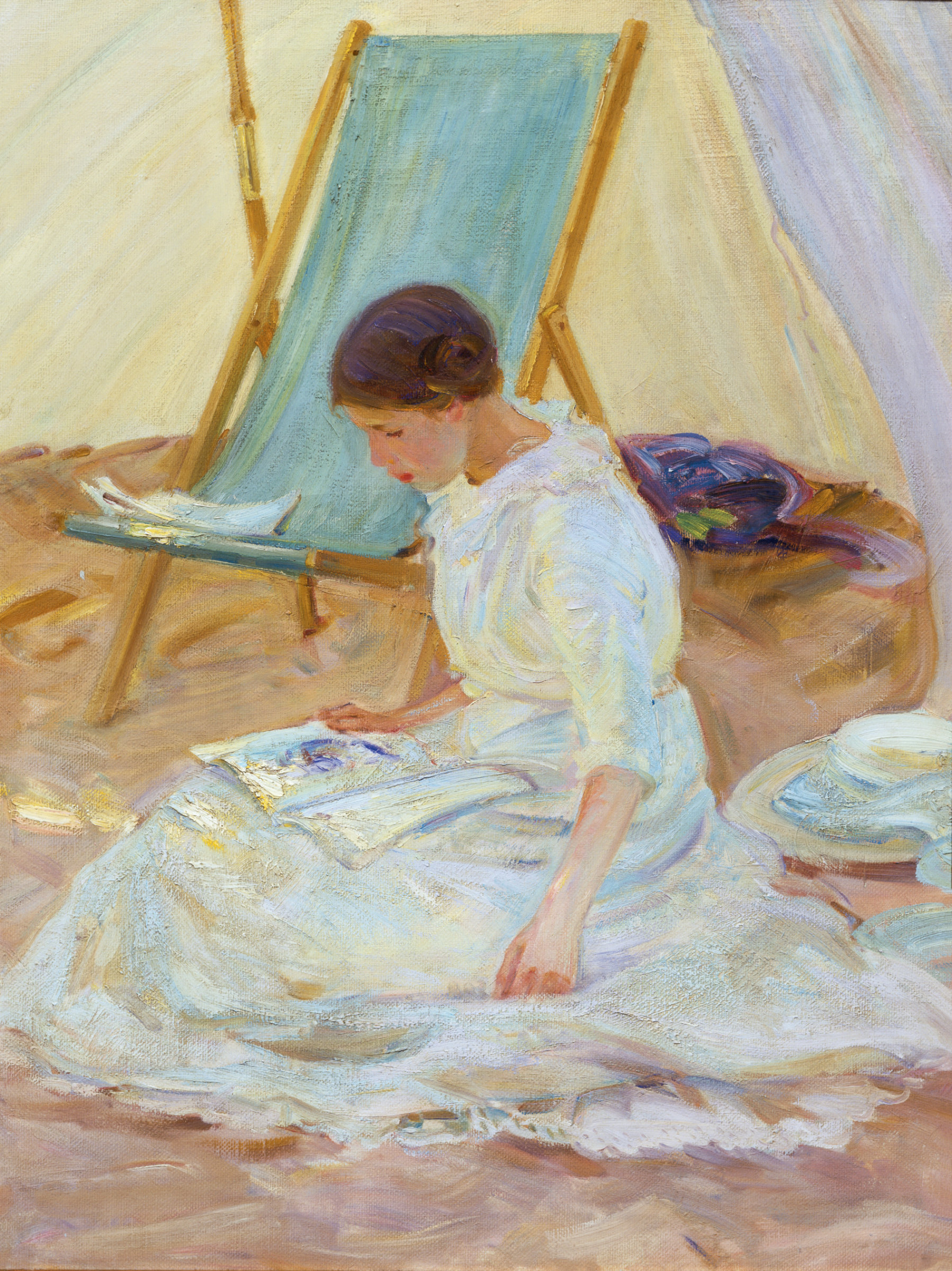 L'image représente une femme assise sur le sol, vêtue d'une robe blanche. Elle semble concentrée sur quelque chose qu'elle tient entre ses mains, probablement des lettres ou des photos. En arrière-plan, on peut voir une chaise longue inclinée et quelques objets dispersés, tels qu'un chapeau et un panier. La lumière est douce, créant une atmosphère paisible et contemplative, tandis que les couleurs sont claires et délicates, évoquant une scène d'été sereine.