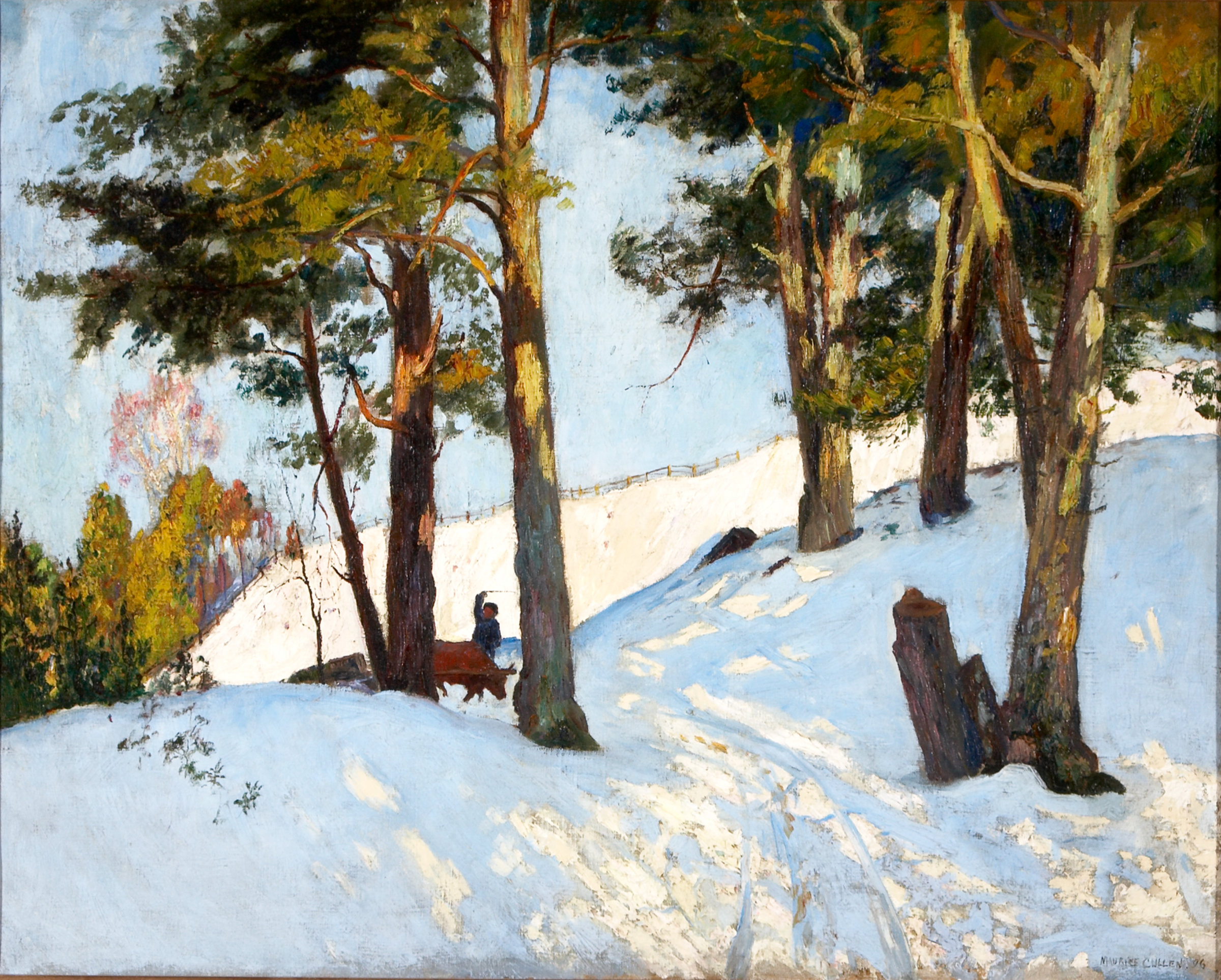 Cette image représente un paysage hivernal. On y voit une scène tranquille, avec de la neige recouvrant le sol. Des arbres majestueux bordent le chemin, leurs troncs sont couverts de neige et les branches sont légèrement jaunies, suggérant peut-être un peu de lumière du soleil. À gauche, une silhouette humaine est partiellement visible, peut-être assise près d'un chien. L'arrière-plan montre une colline qui s'élève doucement. La lumière est douce, créant une ambiance paisible et sereine. L'ensemble évoque la beauté et le calme de la nature en hiver.