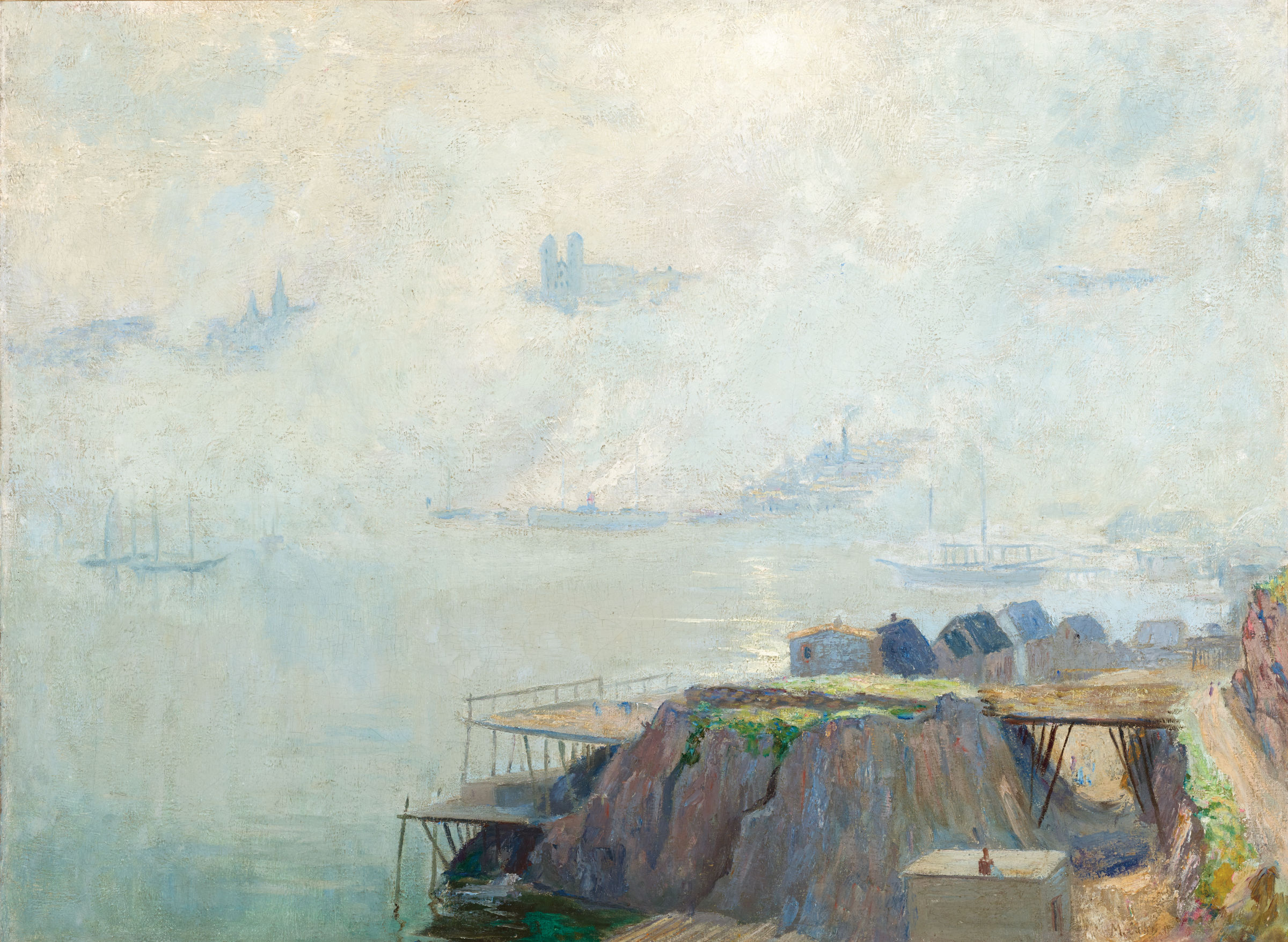 L'image représente un paysage maritimes enveloppé dans une atmosphère brumeuse. On peut voir un quai en bois qui s'avance vers l'eau, flanqué de petites cabanes sombres. Au fond, des voiliers sont ancrés, tandis qu'une légère brume masque partiellement les silhouettes de bâtiments ou de collines. Les couleurs sont douces, avec des teintes pastel qui créent une ambiance paisible et rêveuse. L'ensemble dégage une sensation de tranquillité et de mystère.