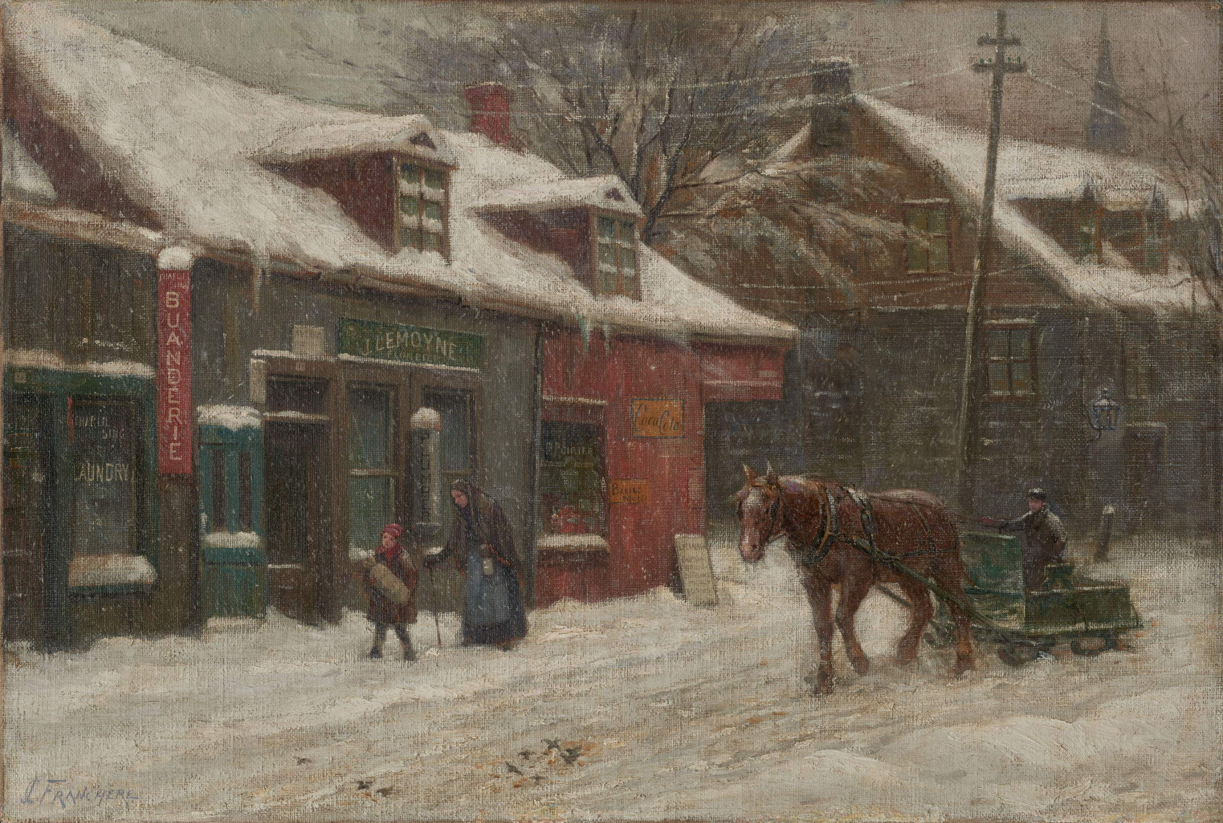 L'image montre une scène hivernale apaisante. On voit une rue enneigée avec des bâtiments aux couleurs variées, dont certains sont rouges et verts. Des traces de pas dans la neige mènent à une femme qui parle à un enfant. Un cheval tire une luge, et un homme semble conduire le traîneau. Les arbres sont recouverts de neige, et l'atmosphère est calme et tranquille, évoquant une journée froide d'hiver dans un village.