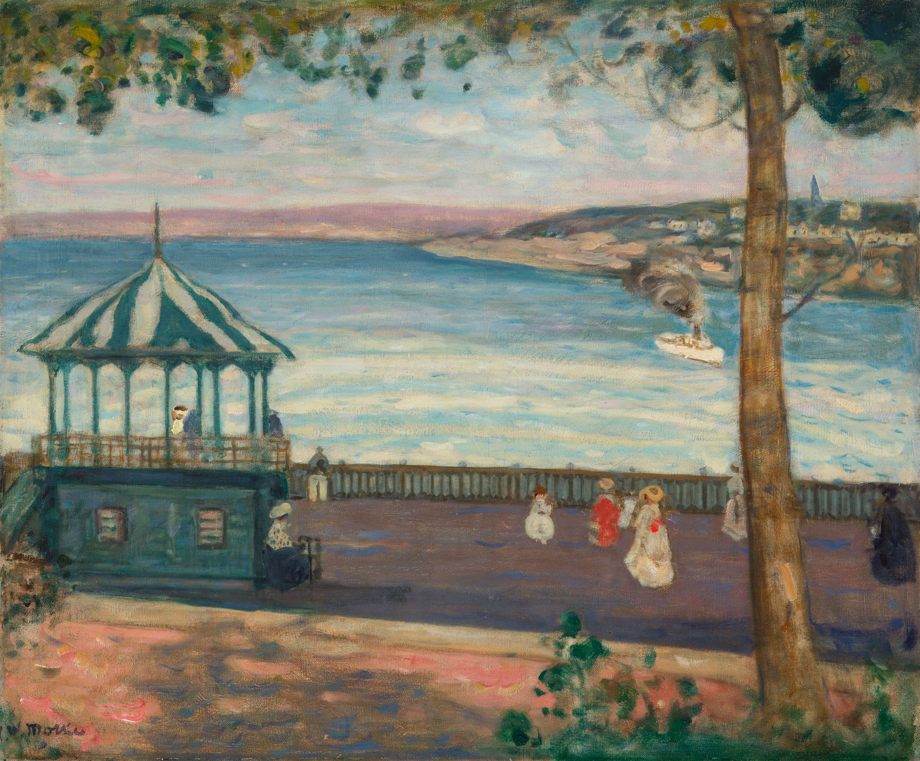 L'image représente une scène paisible au bord de la mer. On peut voir un pavillon de style architectural ancien, peint de couleurs vives, qui attire l'attention au premier plan. Au loin, un bateau à vapeur navigue sur l'eau, laissant derrière lui une traîne de fumée. Plusieurs personnages habillés élégamment se promènent le long de la promenade, tandis que des arbres encadrent la scène, ajoutant une touche de verdure. L'atmosphère est sereine et évoque une journée ensoleillée. Les couleurs sont douces et pastel, créant une ambiance romantique et nostalgique.