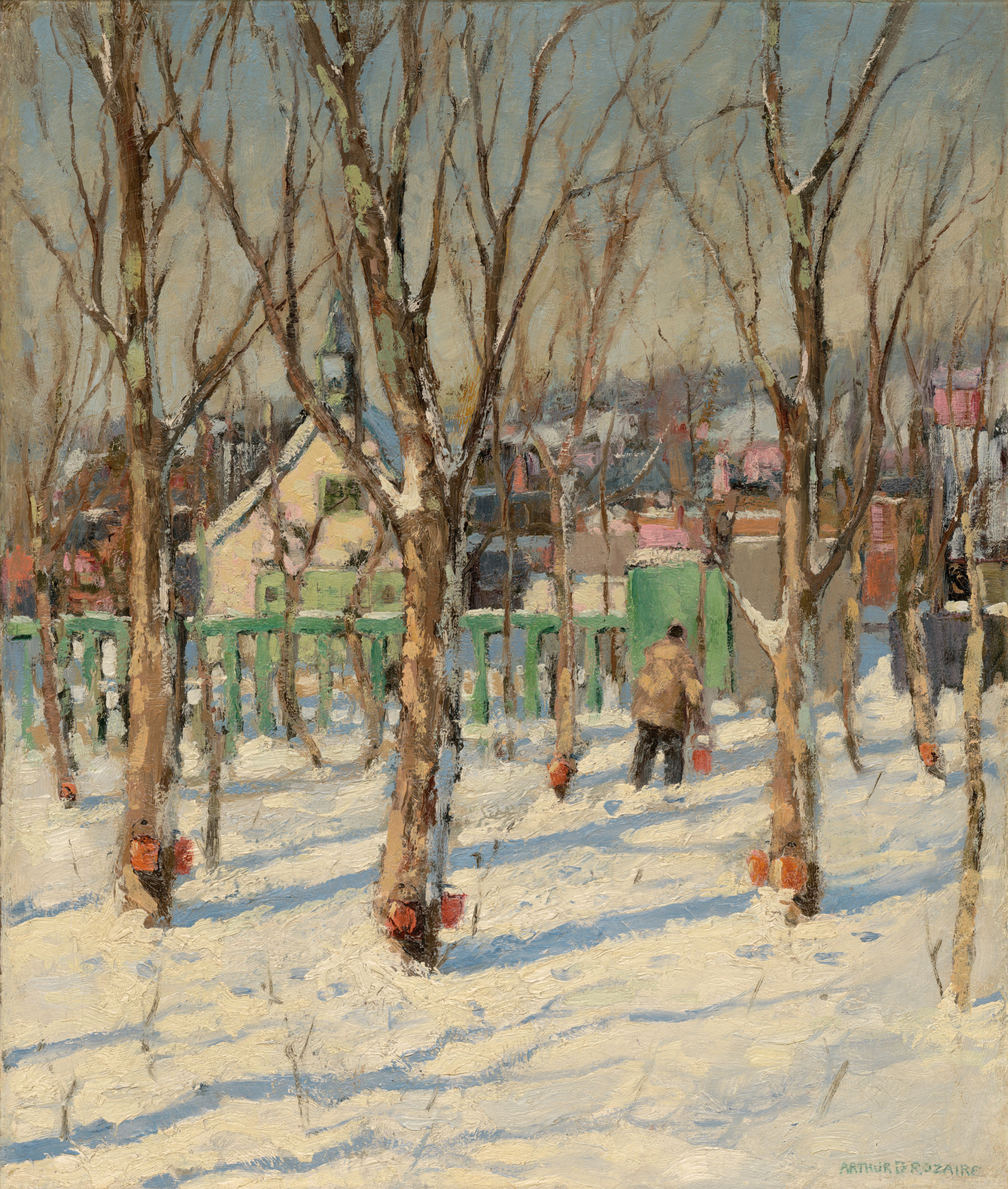 L'image représente un paysage hivernal avec des arbres sans feuilles, entourés de neige. On y aperçoit une personne qui marche dans un champ ou un verger. Les troncs des arbres sont marqués par des seaux, suggérant une activité liée à la récolte de sève, peut-être de l'érable. En arrière-plan, on voit des maisons colorées, ce qui donne une atmosphère chaleureuse malgré le froid ambiant. La lumière est douce, créant une ambiance paisible et tranquillement nostalgique.