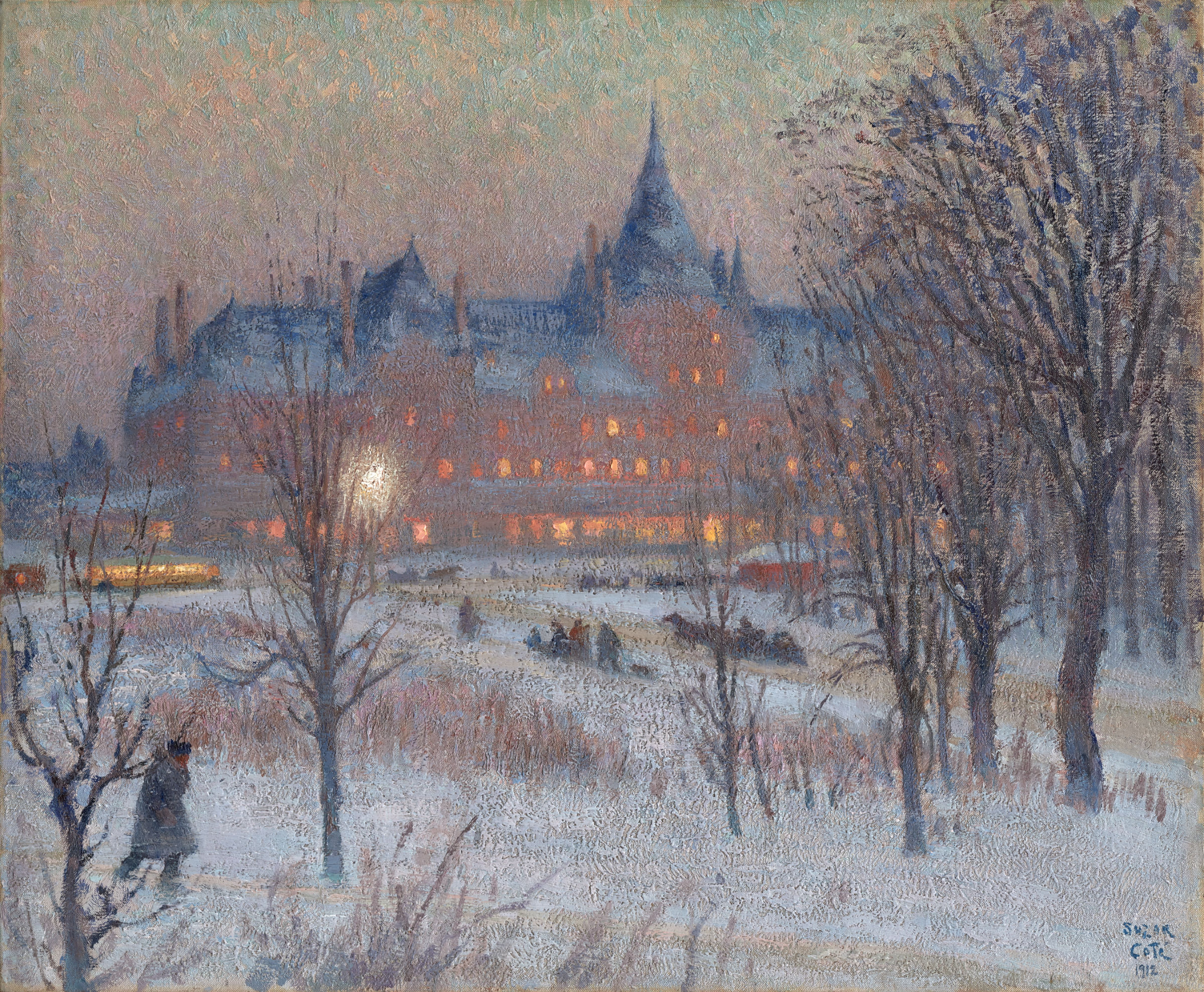 L'image représente une scène hivernale avec un paysage légèrement embrumé. On aperçoit un grand bâtiment aux formes architecturales élégantes, illuminé par des lumières chaudes qui contrastent avec le froid environnant. Des arbres dénudés bordent la scène, et le sol est recouvert de neige. Des figures humaines se déplacent dans le décor, créant une ambiance tranquille et mélancolique. Les teintes sont douces, évoquant une atmosphère paisible et rêveuse.