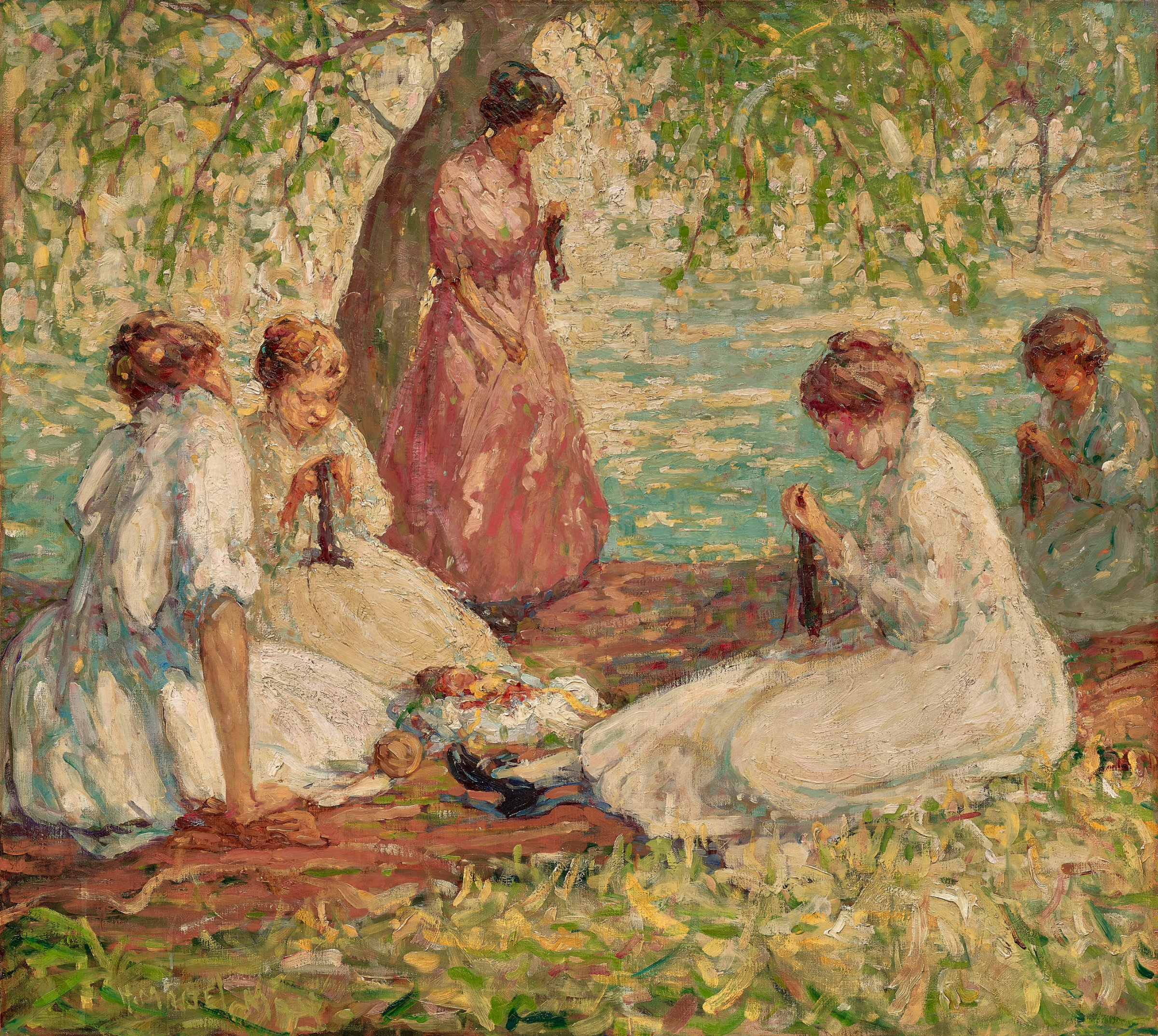 L'image montre un groupe de femmes assises sur l'herbe, sous un arbre. Elles portent des robes légères et sont occupées à tisser ou à réaliser quelque chose avec leurs mains. L'atmosphère est paisible, avec des couleurs douces qui évoquent un jour ensoleillé. Les femmes semblent concentrées sur leur activité. En arrière-plan, on aperçoit une surface d'eau, ajoutant à la sérénité de la scène. Les jeux de lumière à travers les feuilles de l'arbre apportent une touche vivante à la composition.