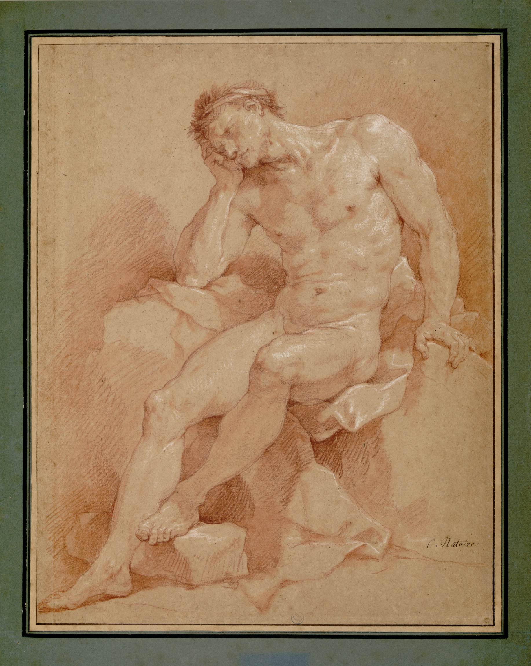 L'image représente un croquis d'un homme nu, assis sur des rochers. Sa posture est détendue, avec la tête penchée sur une main, exprimant une certaine mélancolie ou introspection. Les formes musculaires sont bien définies, et le dessin utilise des nuances de rouge et de brun pour créer des ombres et des lumières, accentuant la texture de la peau et des drapés autour de ses jambes. Ce style évoque une étude classique, mettant en valeur l'anatomie humaine de manière artistique.