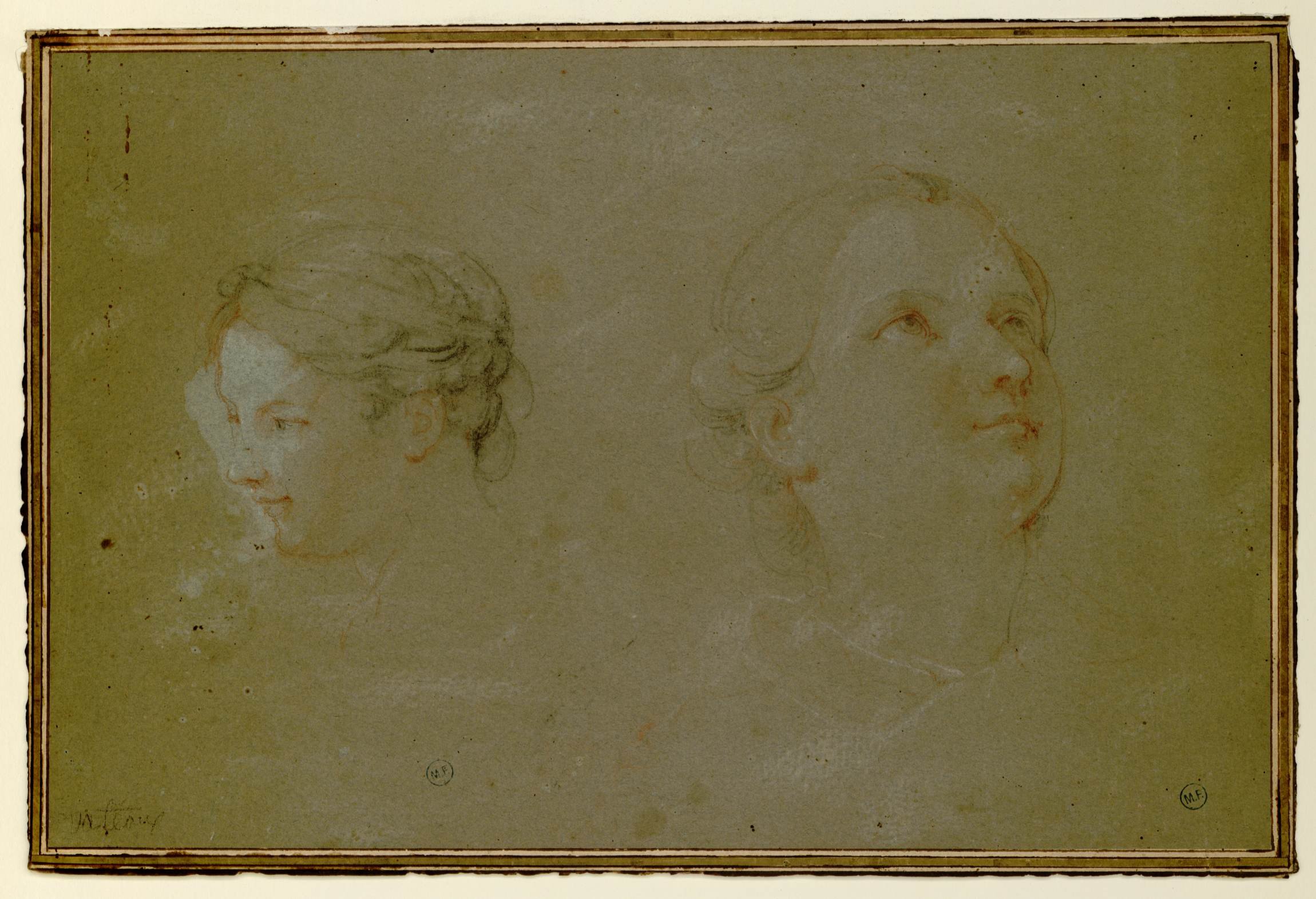 L'image montre un dessin sur papier de deux portraits féminins, réalisés avec des traits délicats. À gauche, une femme est représentée de profil, affichant une expression douce. À droite, une femme est vue de face, les traits de son visage montrant une attitude sereine. Les contours sont légèrement esquissés, créant une impression de légèreté et de mouvement. Le fond est de couleur beige, mettant en valeur les nuances des dessins. L'ensemble dégage une atmosphère calme et réfléchie.