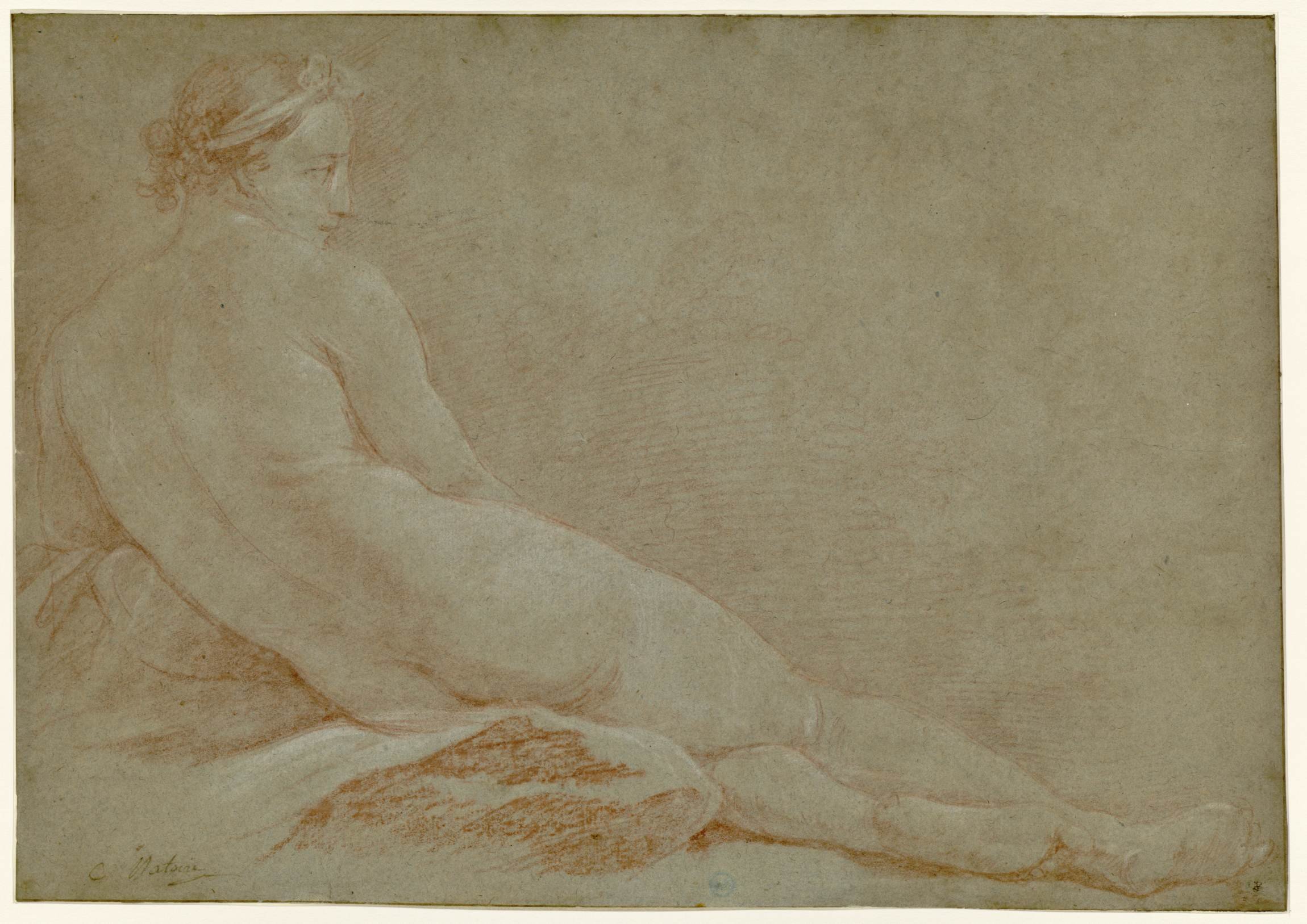 L'image que vous décrivez semble représenter une étude artistique d'une figure humaine nue, assise de dos. La posture est gracieuse, avec le corps légèrement tourné sur le côté. L'artiste utilise des nuances de brun clair sur un fond beige pour créer des ombres et des volumes, mettant en valeur les contours du corps. Les détails de la chevelure et des drapés suggèrent une attention portée à l'anatomie et à l'esthétique. L'œuvre évoque une sensibilité classique dans le traitement du nu et de la forme humaine.