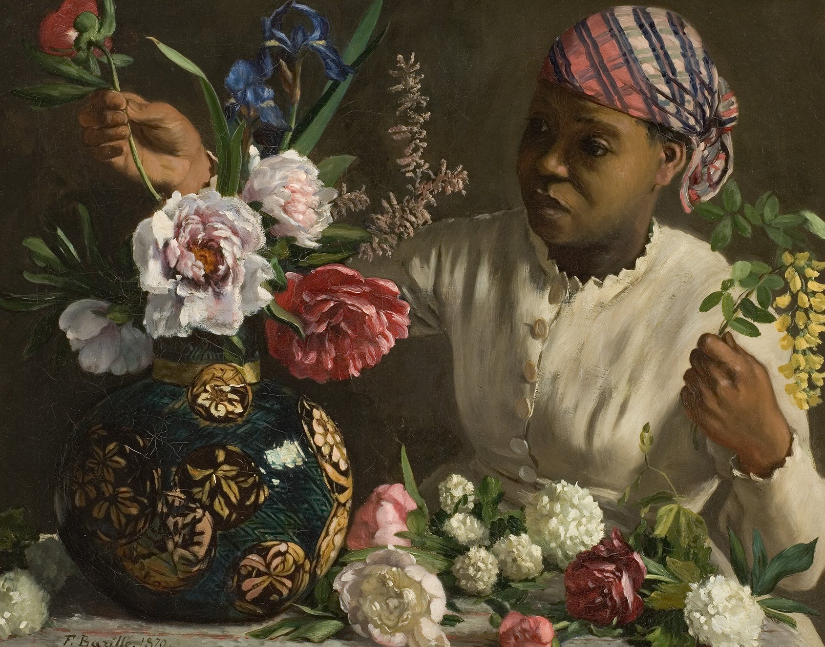 Cette peinture représente une jeune fille noire occupant un rôle central dans la composition. Elle est en train de disposer des fleurs dans un vase ornée de motifs colorés. Les fleurs variées, dont des pivoines et des iris, ajoutent de la richesse à l'image. La jeune fille porte une chemise claire et un foulard sur la tête, et son expression est concentrée, soulignant son engagement dans l'activité. L'arrière-plan est sombre, ce qui met en valeur les couleurs vives des fleurs et du vase, créant un contraste harmonieux. L'œuvre dégage une impression de calme et de beauté.
