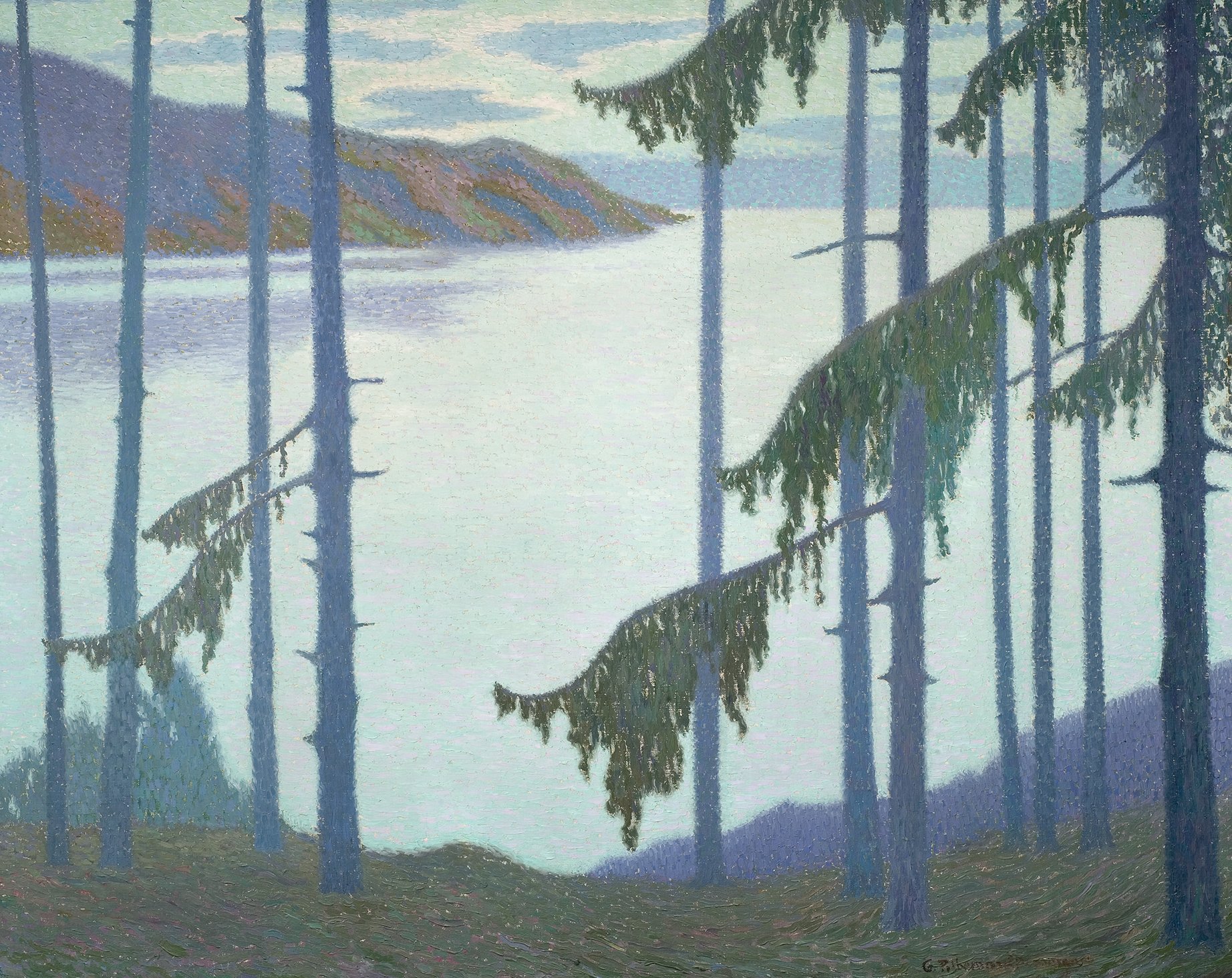 L'image représente un paysage serein où des arbres élancés se dressent le long d'un lac ou d'une étendue d'eau. En arrière-plan, des collines ou des montagnes se dessinent à l'horizon, sous un ciel qui semble nuageux. Les tons de bleu et de vert prédominent, créant une atmosphère calme et paisible. La lumière douce donne une impression de tranquillité et invite à la contemplation de la nature environnante.