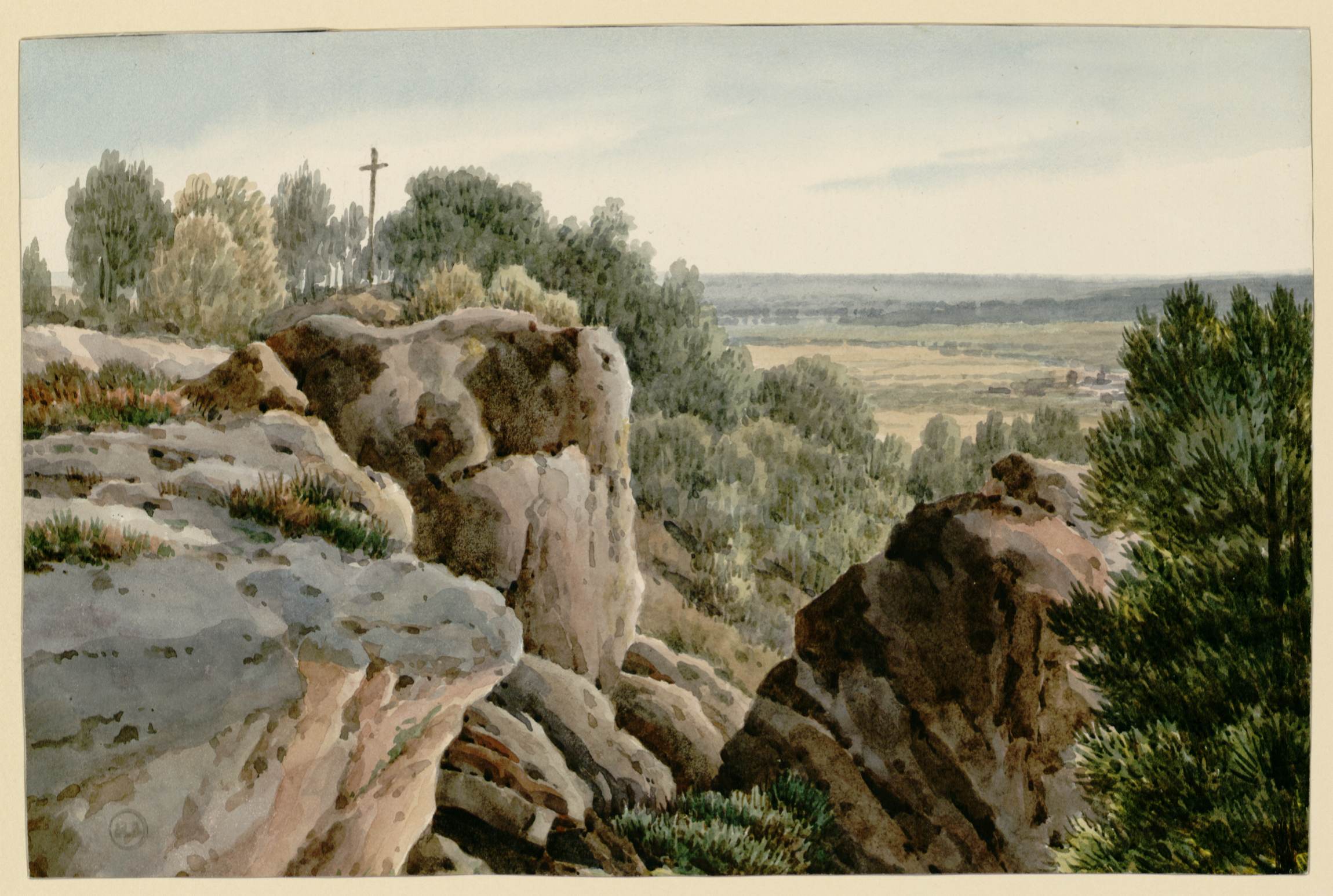 L'image représente un paysage naturel serein, avec des rochers imposants au premier plan, entourés de végétation. À l'arrière-plan, on peut voir un large panorama de champs et d'arbres, s'étendant sous un ciel clair. Une croix se distingue sur l'un des rochers, ajoutant une touche spirituelle à la scène. L'ensemble évoque une atmosphère de tranquillité et de beauté naturelle.