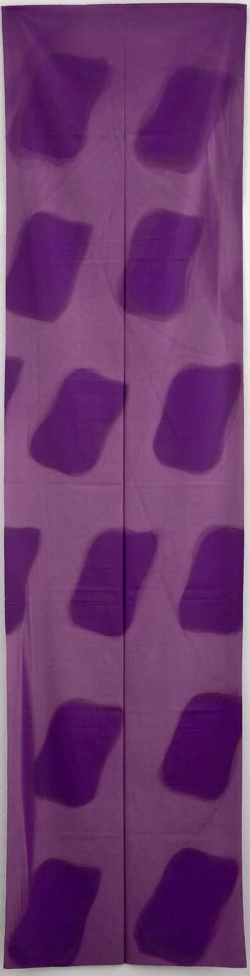 L'image présente un tissu ou un panneau de couleur violet, orné de motifs en forme de vagues ou de formes abstraites dans une teinte plus claire de violet. Les motifs sont disposés de manière à créer une impression de mouvement et de fluidité sur la surface. L'ensemble donne une esthétique moderne et artistique.