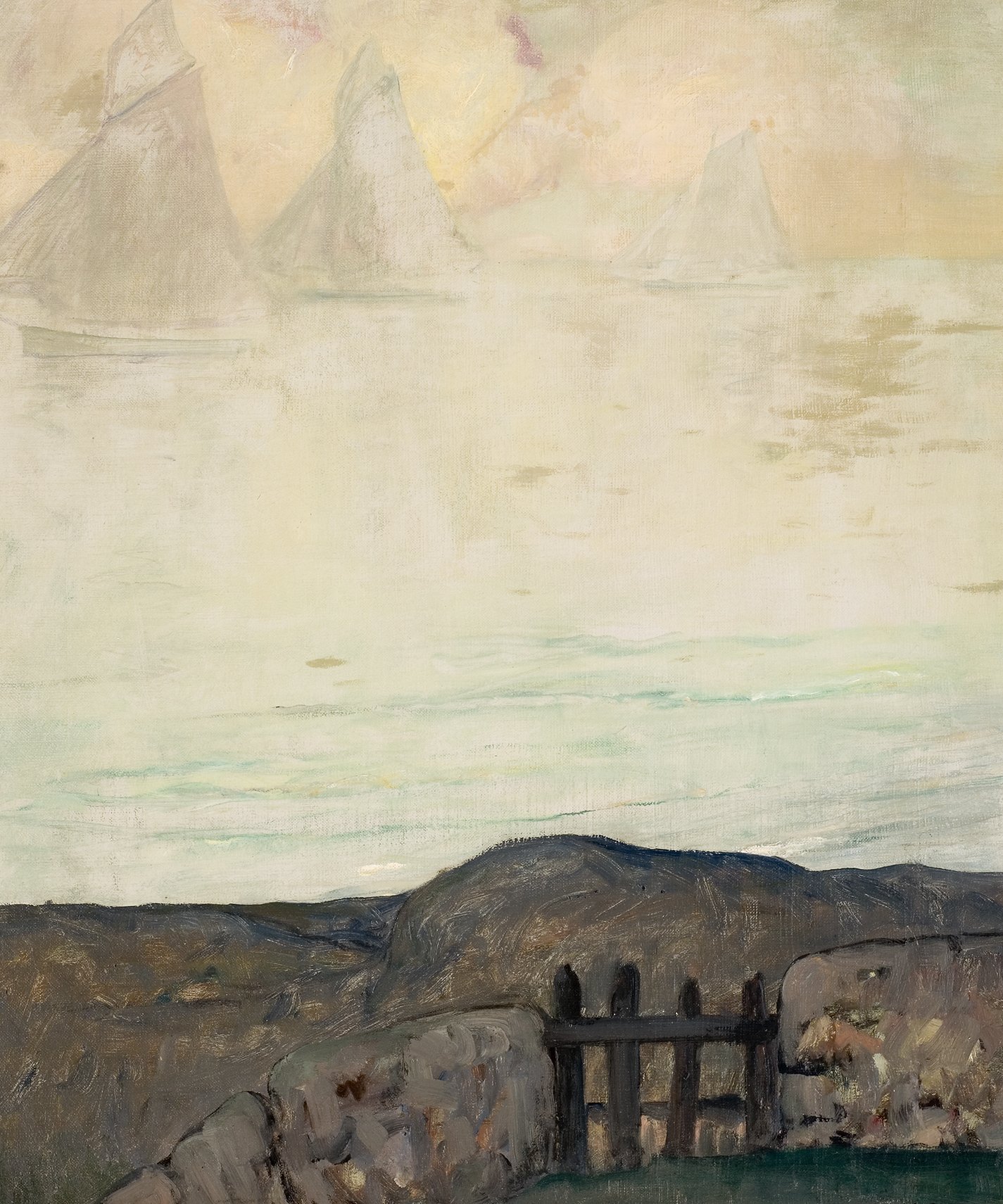 Cette image représente un paysage maritime avec des nuances douces et une atmosphère calme. On peut y voir des formes de montagnes ou de voiles au loin, légèrement visibles dans un ciel clair et brumeux. Le premier plan montre des rochers sombres et une clôture en bois, ajoutant une touche de texture à la scène. La palette de couleurs est principalement composée de tons pastel, créant une ambiance sereine et contemplative.