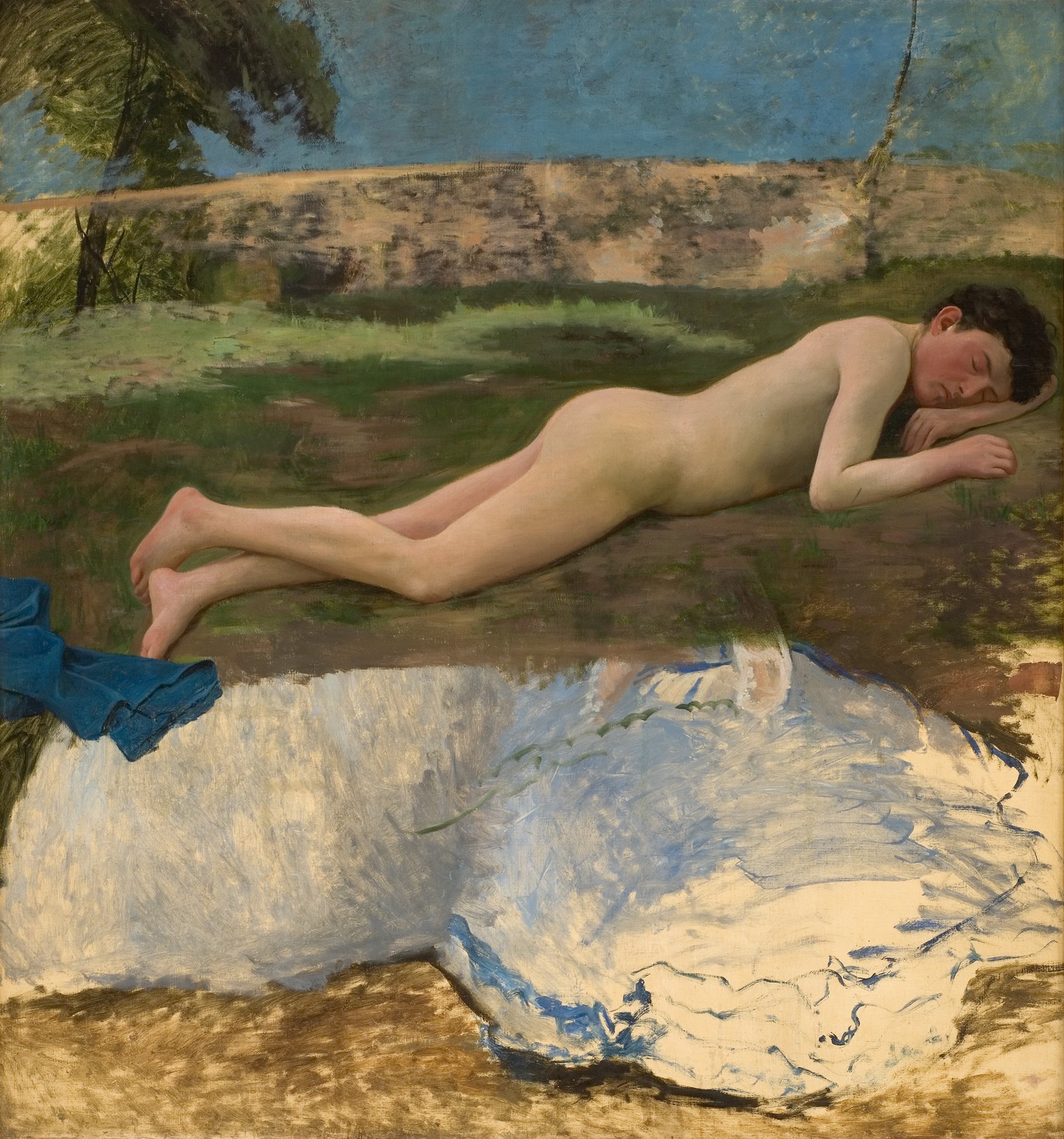 L'image représente une scène d'un corps nu, allongé sur le ventre sur une surface verdoyante. Le personnage est posé sur un fond d'herbe et d'une légère colline. On peut apercevoir un drap bleu à gauche et une grande forme blanche au bas de l'image. L'éclairage est doux, créant une atmosphère calme et introspective. Les couleurs sont principalement naturelles, avec des nuances de vert, de bleu et de beige. Le style artistique semble évoquer une certaine poésie et une sérénité dans la posture du modèle.