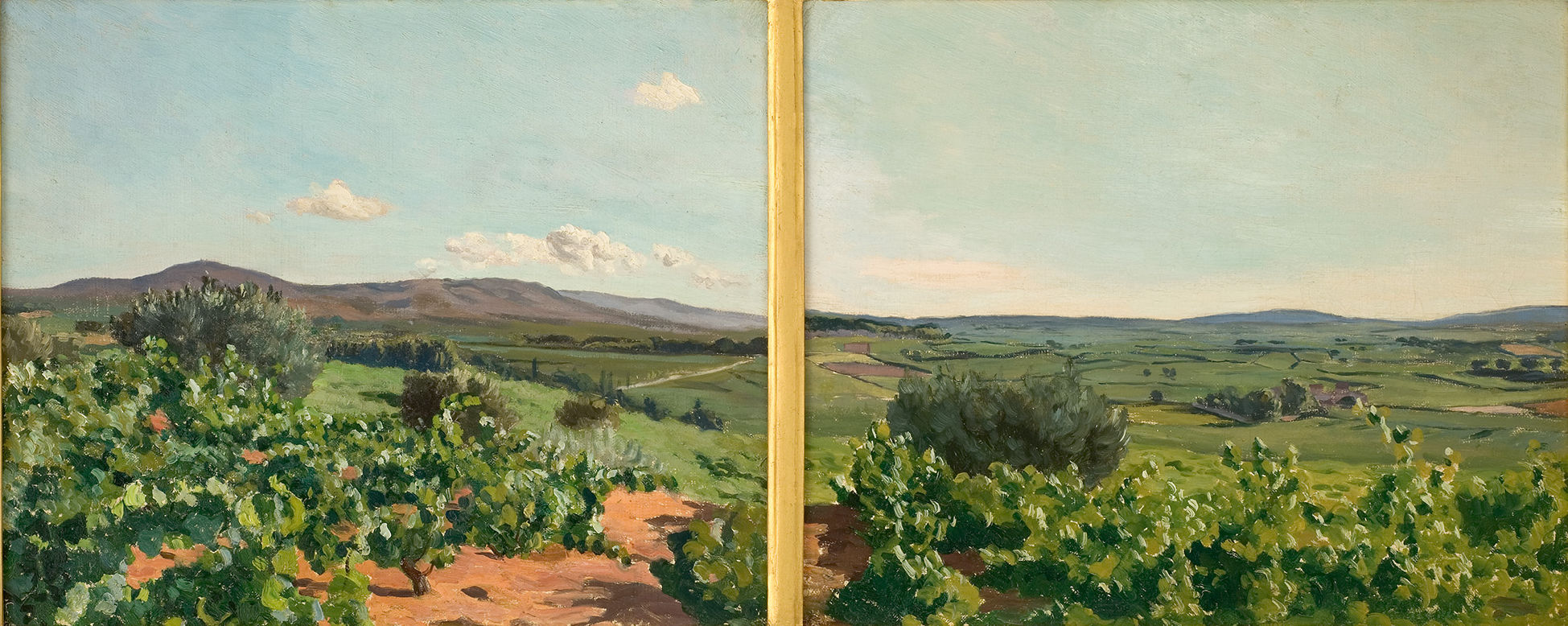 L'image représente un paysage panoramique divisé en deux parties. On y voit des collines douces et des champs verdoyants, typiques des paysages ruraux. Au premier plan, il y a des vignes, ce qui suggère une région viticole. Le ciel est clair avec quelques nuages dispersés, créant une atmosphère paisible et ensoleillée. Les paysages sont riches en détails, avec des variations de couleurs allant du vert des vignes aux teintes plus neutres des collines au loin.