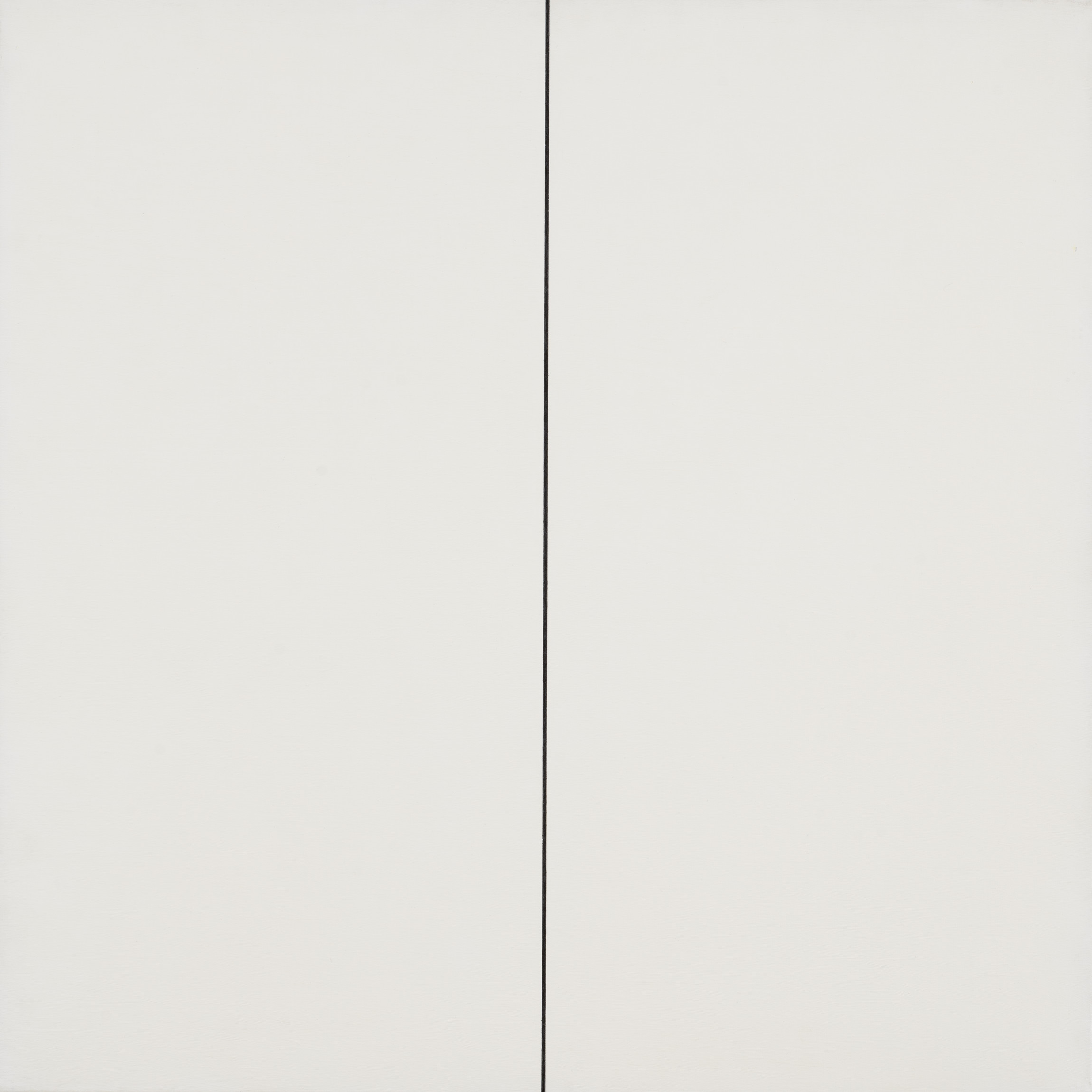 L'image représente une surface principalement blanche, divisée verticalement par une ligne noire centrale. Les deux côtés de l'image sont homogènes et sans motifs, ce qui crée une impression de simplicité et de minimalisme. Cette composition peut évoquer diverses interprétations artistiques, comme le vide, la symétrie ou le contraste entre l'obscurité et la lumière.