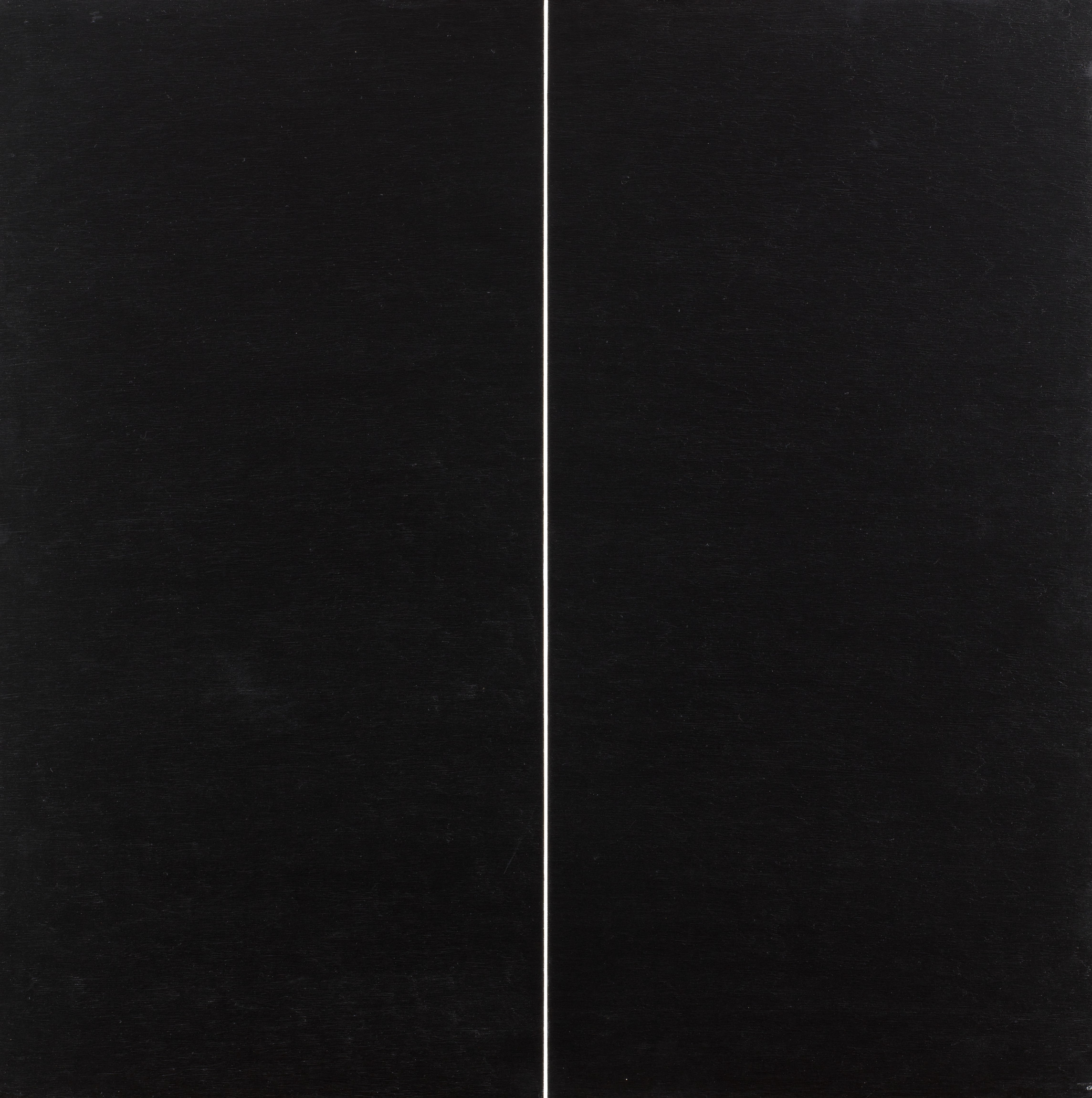 L'image présente un fond entièrement noir, divisé en deux parties égales par une fine ligne blanche verticale au centre. Ce contraste entre le noir profond et la ligne blanche crée une impression de minimalisme et d'abstraction. L'absence de détails ou de couleurs supplémentaires met l'accent sur la simplicité de la composition.