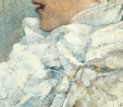 L'image montre un gros plan sur le profil d'une personne dont le visage est partiellement visible. La peau a des tons doux, presque pastel. La personne porte un vêtement à col en plumes ou en tissu léger, offrant une texture délicate. L'arrière-plan semble flou, ce qui met en valeur le visage et le col. Des craquelures légères dans la peinture ajoutent une dimension artistique à l'ensemble.