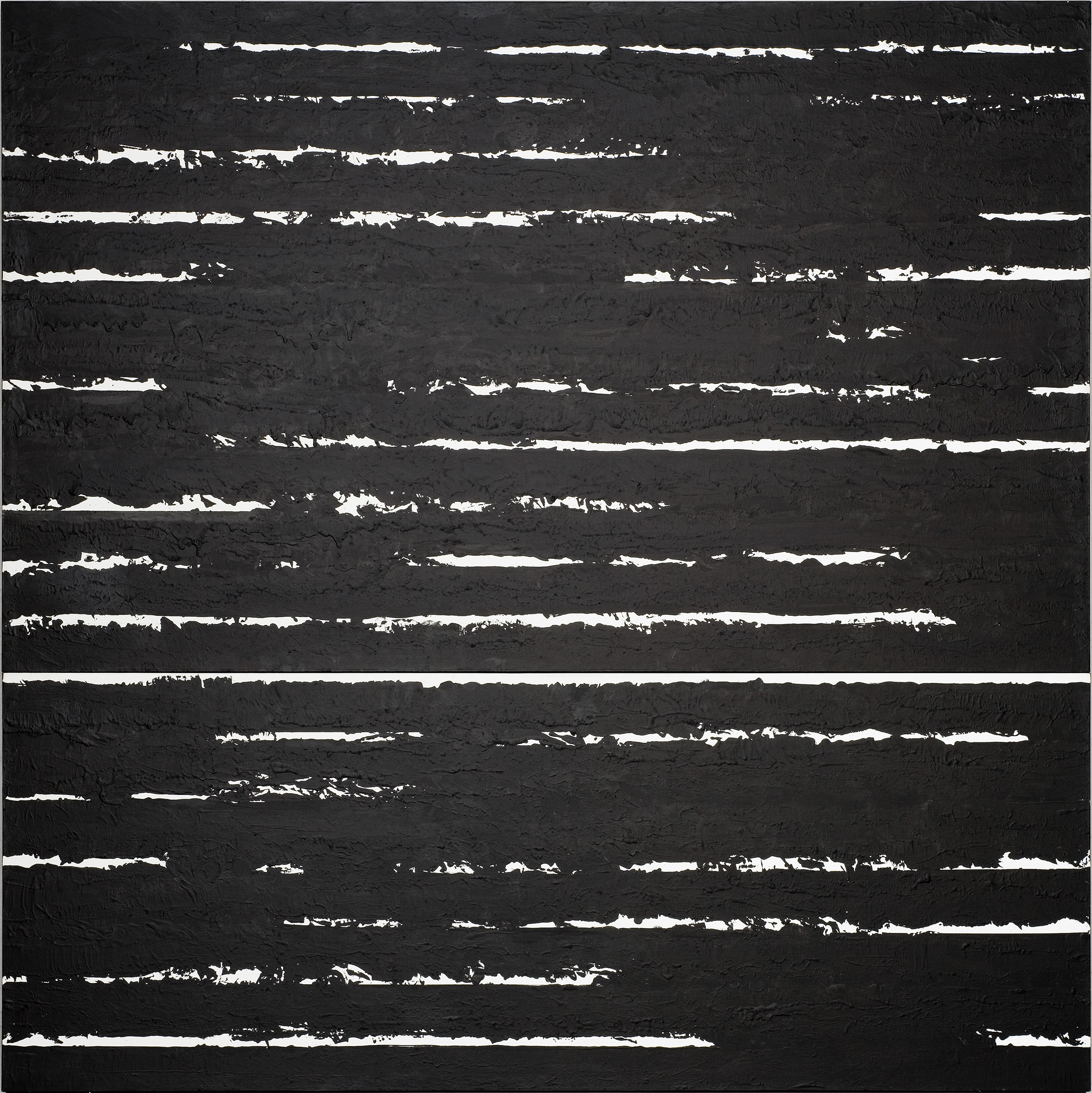 L'image présente une toile abstraite dominée par une couleur noire. Sur cette surface sombre, de multiples lignes blanches, à la texture rugueuse, sont disposées horizontalement. Ces lignes varient en épaisseur et en espacement, créant un contraste saisissant avec le fond noir. L'ensemble dégage une ambiance à la fois moderne et minimaliste, mettant l'accent sur les tensions entre lumière et ombre, ainsi que sur la texture.
