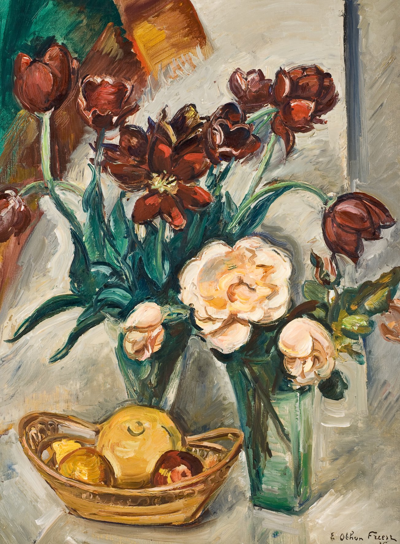 L'image présente une composition florale riche en couleurs, avec des tulipes rouges et d'autres fleurs, comme une pivoine, disposées dans des vases en verre. Un panier en osier à proximité contient des fruits, notamment des citrons et des pommes. La peinture utilise des coups de pinceau expressifs et des teintes chaleureuses, créant une atmosphère vivante et joyeuse. Le fond est plutôt neutre, mettant en valeur la beauté éclatante des fleurs et des fruits.