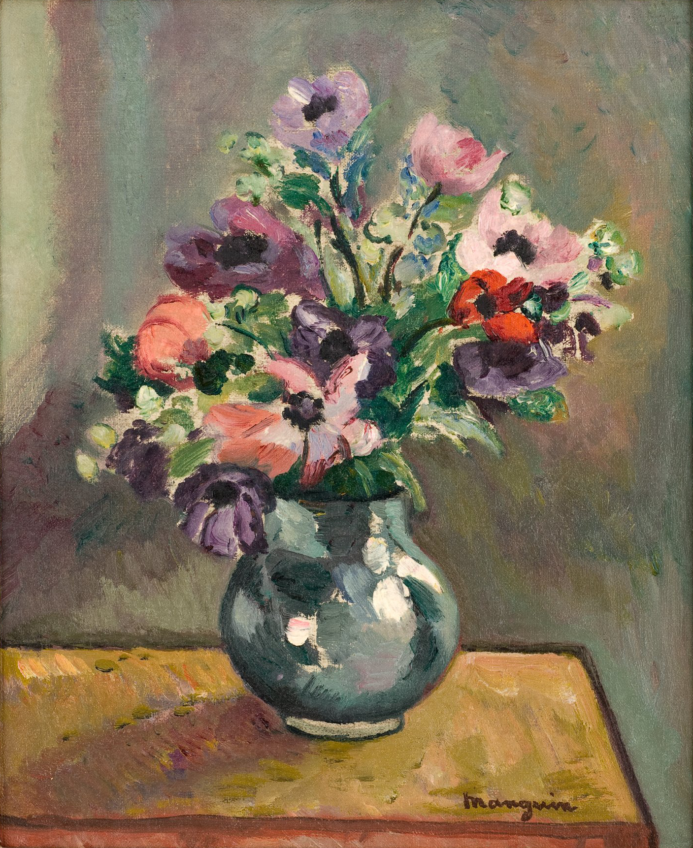 L'image représente un vase rempli de fleurs colorées, posé sur une table. Les fleurs, aux teintes variées allant du rose au violet, créent une composition vibrante et expressive. Le vase, de forme ronde et en couleur sombre, met en valeur la beauté des fleurs. L'arrière-plan est d'un ton doux, ce qui accentue les couleurs éclatantes des fleurs. L'ensemble dégage une atmosphère chaleureuse et artistique.