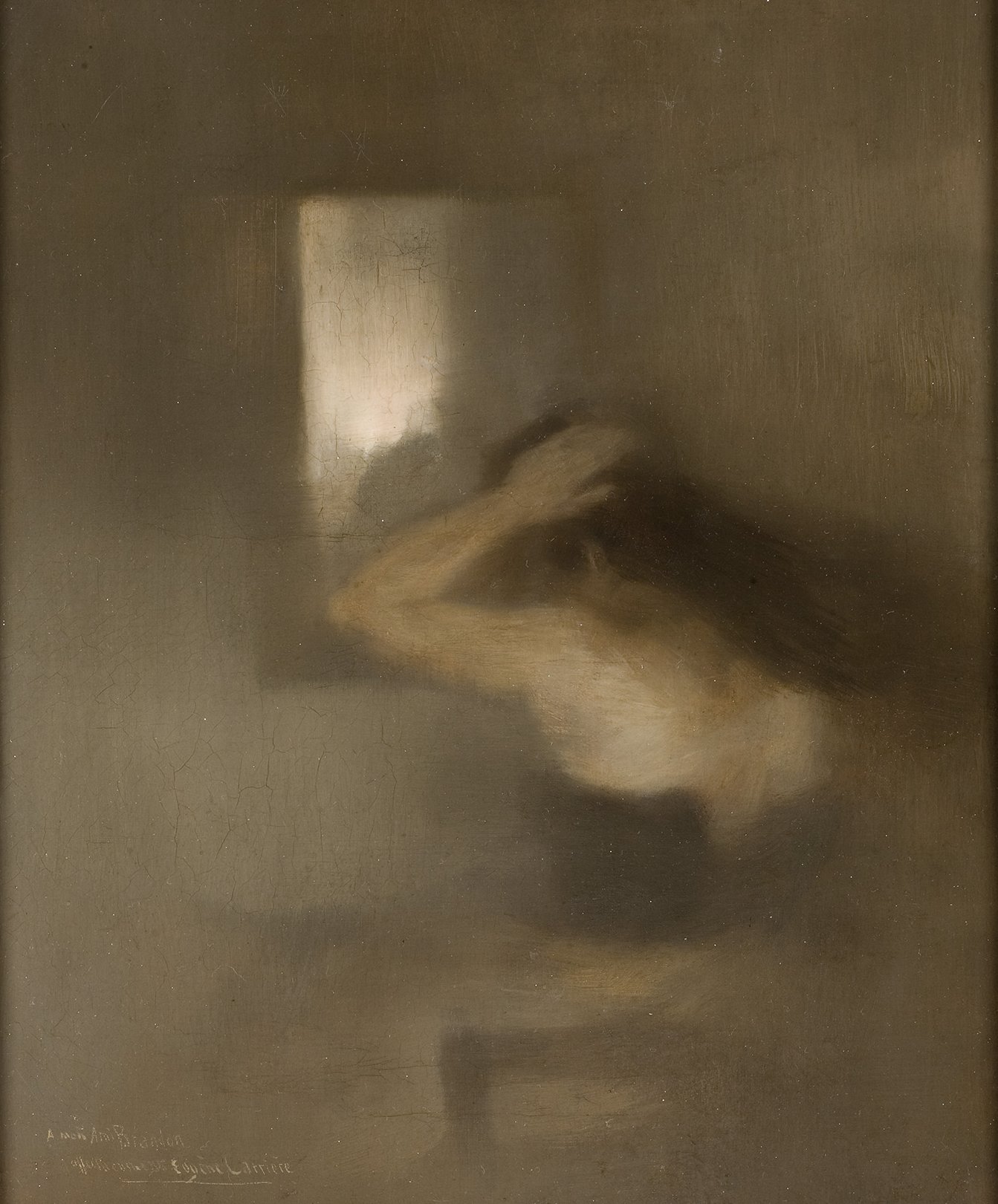 L'image montre une scène minimaliste et intimiste, où une figure féminine est représentée de manière floue, donnant une impression de mouvement. La femme se tient de dos, les cheveux longs, en train de se coiffer ou de se peigner. L'arrière-plan est sombre et légèrement diffus, créant une atmosphère douce et mélancolique. Une légère lumière semble provenir d'une fenêtre, soulignant la silhouette sans la définir clairement. Cette œuvre évoque des sentiments de contemplation et de solitude.