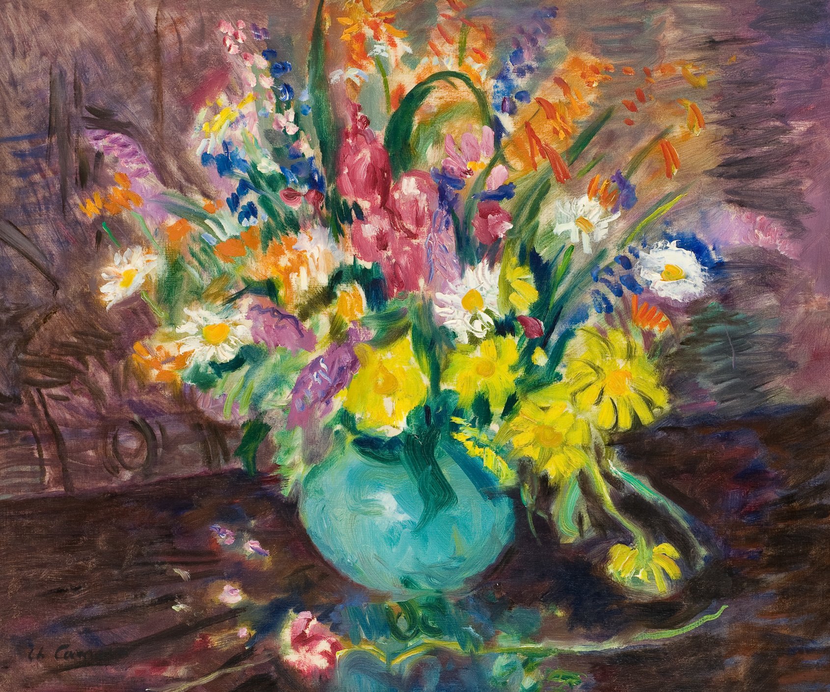 L'image représente un bouquet de fleurs vibrantes disposé dans un vase turquoise. Les fleurs sont variées, comprenant des couleurs éclatantes comme le jaune, le rose, le violet et le blanc, créant un contraste vivant avec le fond plus sombre. Les coups de pinceau sont expressifs, ajoutant une sensation de mouvement et de fraîcheur à la composition. Le reflet du vase et des fleurs sur la surface en dessous ajoute une dimension supplémentaire à l'œuvre.