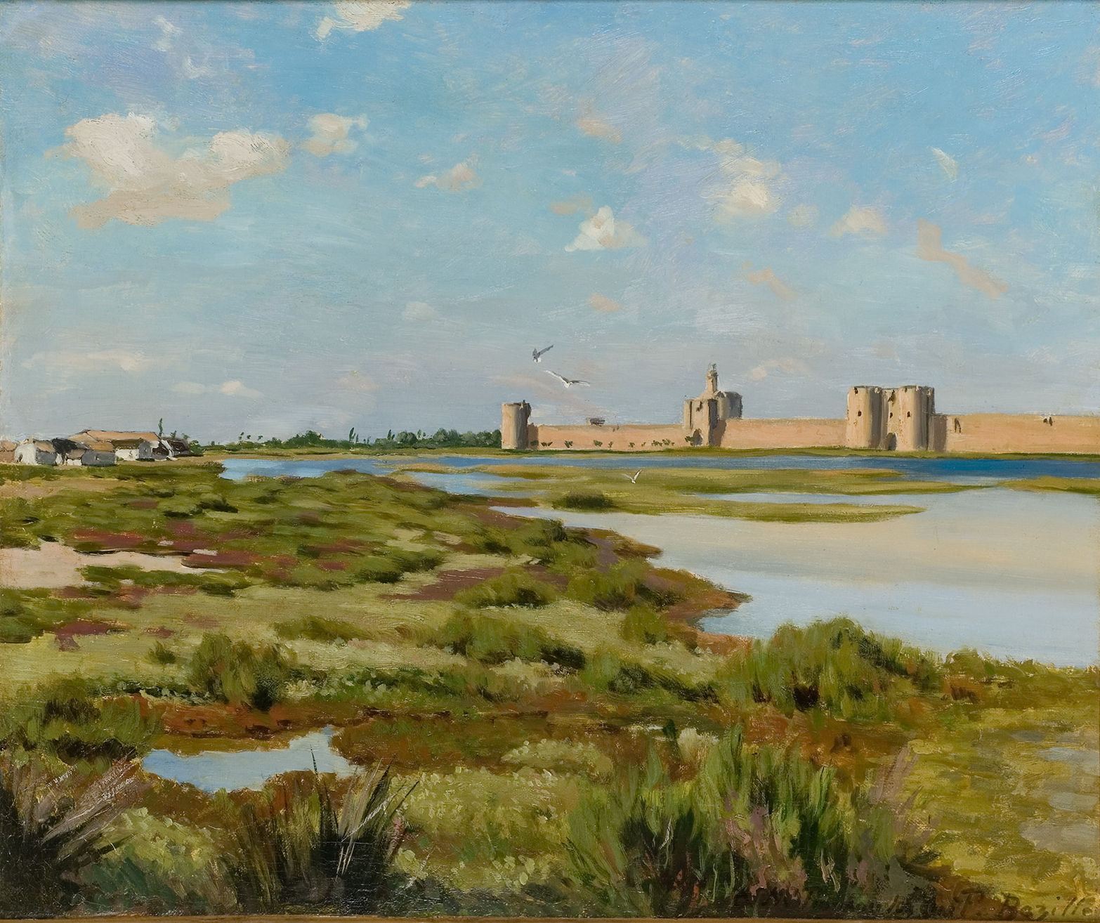 L'image représente un paysage bucolique, avec un vaste étang ou une lagune entourée de végétation luxuriante. À l'arrière-plan, on distingue des structures architecturales, probablement des forts ou des bâtiments historiques, qui ajoutent un caractère ancien à la scène. Le ciel est clair, parsemé de quelques nuages blancs, et on peut voir des oiseaux en vol au-dessus de l'eau. La lumière naturelle donne une impression de tranquillité et de beauté à cet environnement.