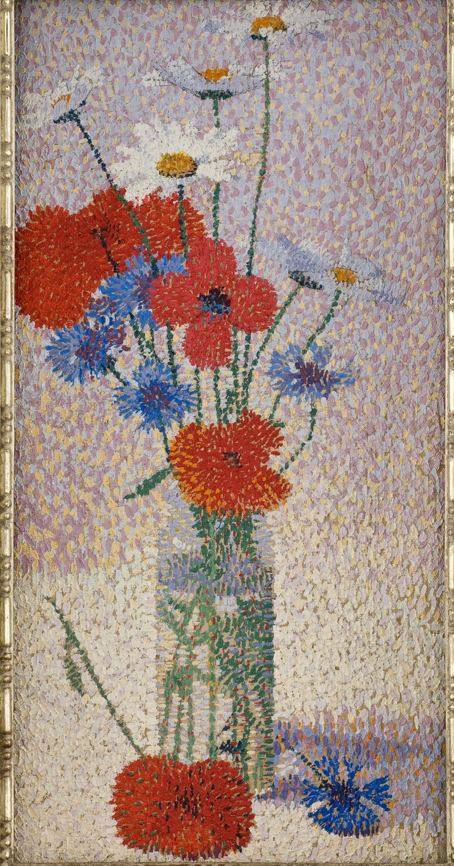 L'image représente un vase rempli de fleurs colorées. On y trouve des fleurs rouges, blanches et bleues, disposées de manière dynamique. Le fond est lumineux avec des touches de couleurs pastel qui apportent une belle ambiance à l'ensemble. Le style est caractérisé par des petits points de peinture qui créent une texture vivante et vibrante, typique du pointillisme. Le vase, légèrement transparent, permet de voir le tige des fleurs qui lui sont attachées. L'ensemble évoque une atmosphère joyeuse et printanière.