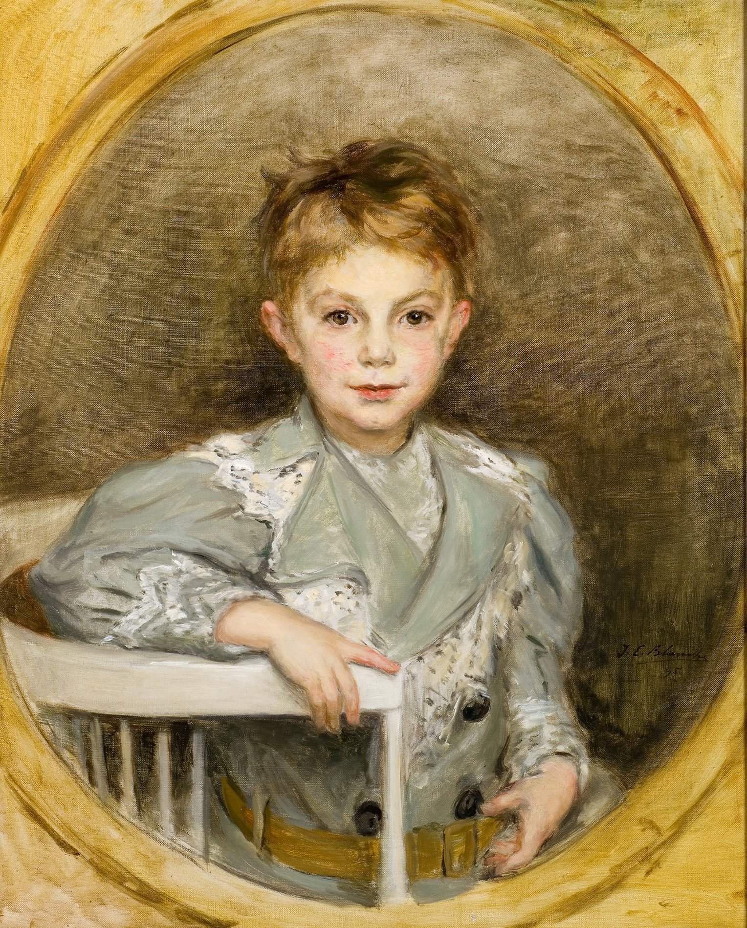 L'image représente un portrait d'un jeune garçon. Il est vêtu d'une chemise ou d'une veste de couleur claire, avec des détails en dentelle. Ses cheveux sont courts et légèrement ébouriffés. Le garçon pose en se tenant à une chaise blanche, avec un air à la fois pensif et doux. Le fond de la peinture est de couleurs chaudes, et le tableau est encadré par un oval, ce qui met en valeur le visage du jeune garçon et accentue son expression. Les coups de pinceau visibles donnent une impression de douceur et de vie à cette œuvre.