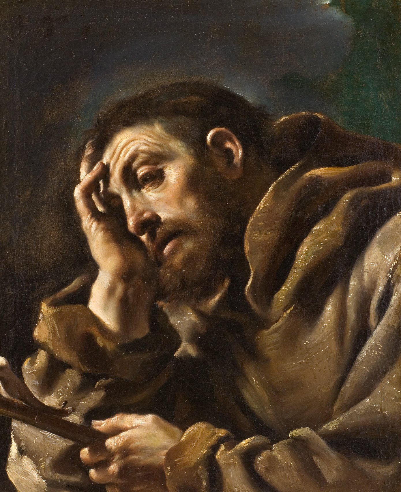 L'image représente un homme au visage réfléchi et pensif, avec une barbe consistante et des cheveux désordonnés. Il porte une robe ample et sombre qui donne une impression de sobriété. Sa main est posée sur son front, exprimant une profonde introspection ou une préoccupation. L'éclairage plongeant met en valeur les traits de son visage, accentuant les ombres et les textures. L'arrière-plan est sombre, renforçant le focus sur l'homme et son état d'esprit.