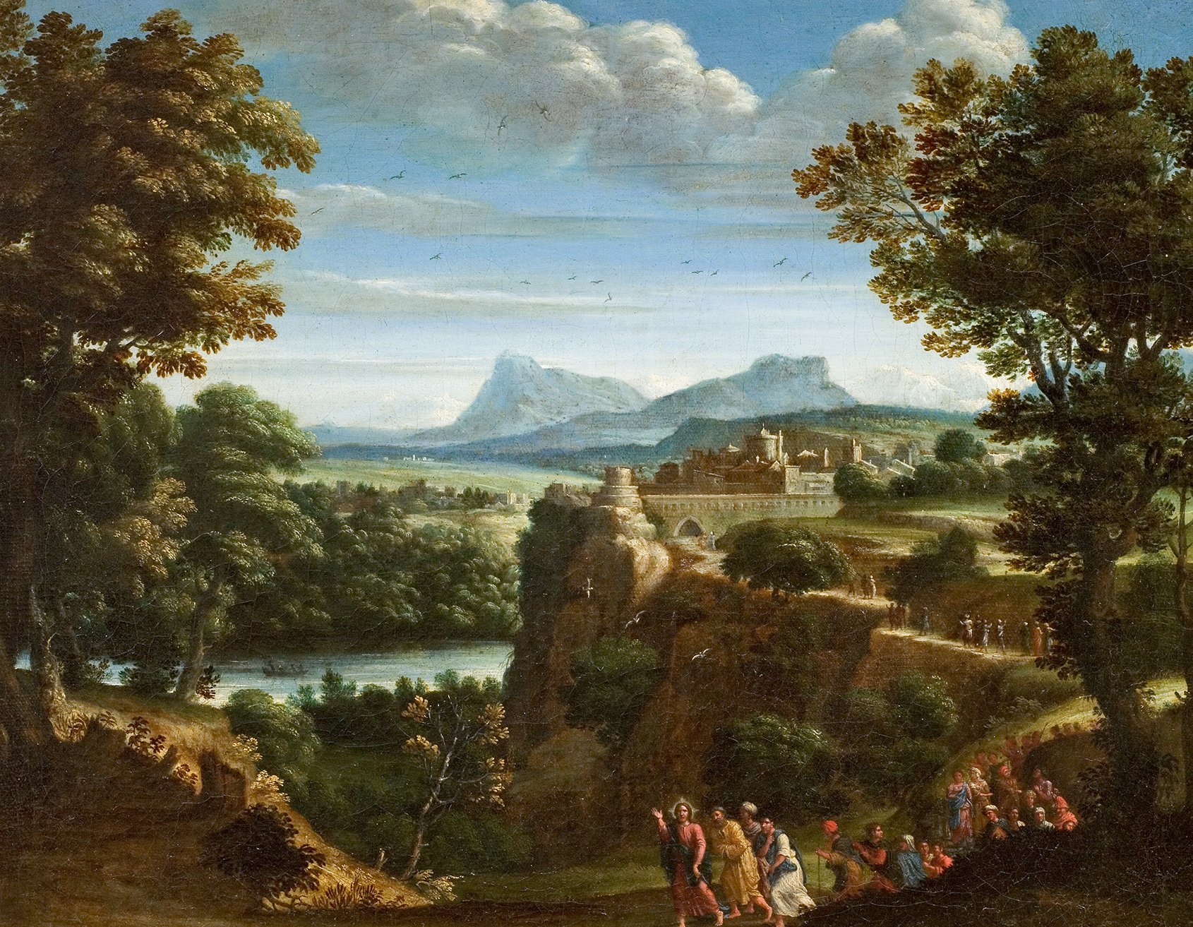 L'image montre un paysage pittoresque avec des montagnes à l'arrière-plan, un ciel partiellement nuageux et une rivière serpentant au bas de la toile. On peut voir une ville ou un village construit sur une colline, avec des bâtiments et un pont. Au premier plan, plusieurs personnes semblent marcher le long d'un sentier, entourées de verdure et d'arbres. L'ensemble donne une impression de sérénité et de beauté naturelle, typique de la peinture de paysage.