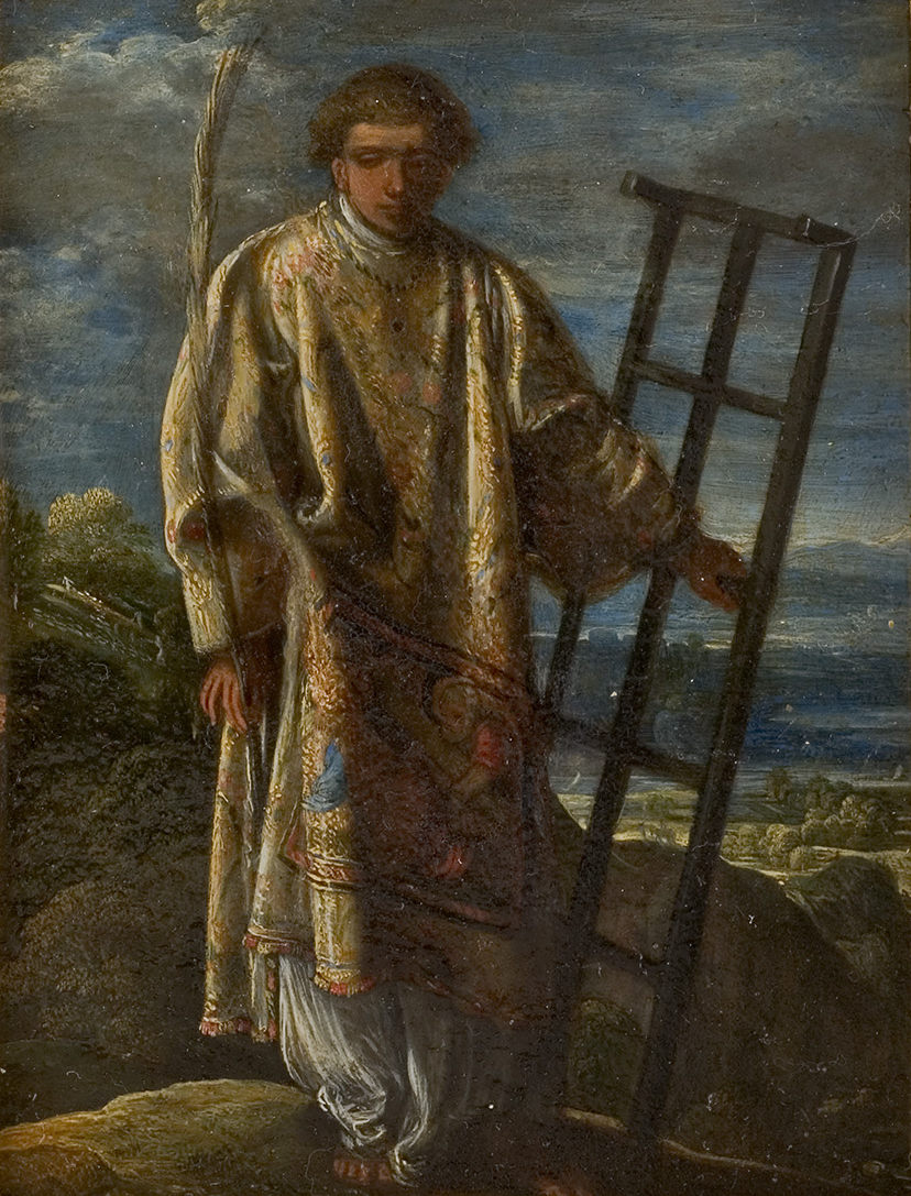 Cette image représente un homme debout, vêtu d'une robe richement décorée. Il semble tenir un bâton dans une main et est appuyé sur un objet ressemblant à une échelle dans l'autre. Le fond est composé de paysages naturels, probablement avec des collines et un ciel nuageux. L'habillement et l'attitude de l'homme suggèrent une certaine importance ou un statut élevé.