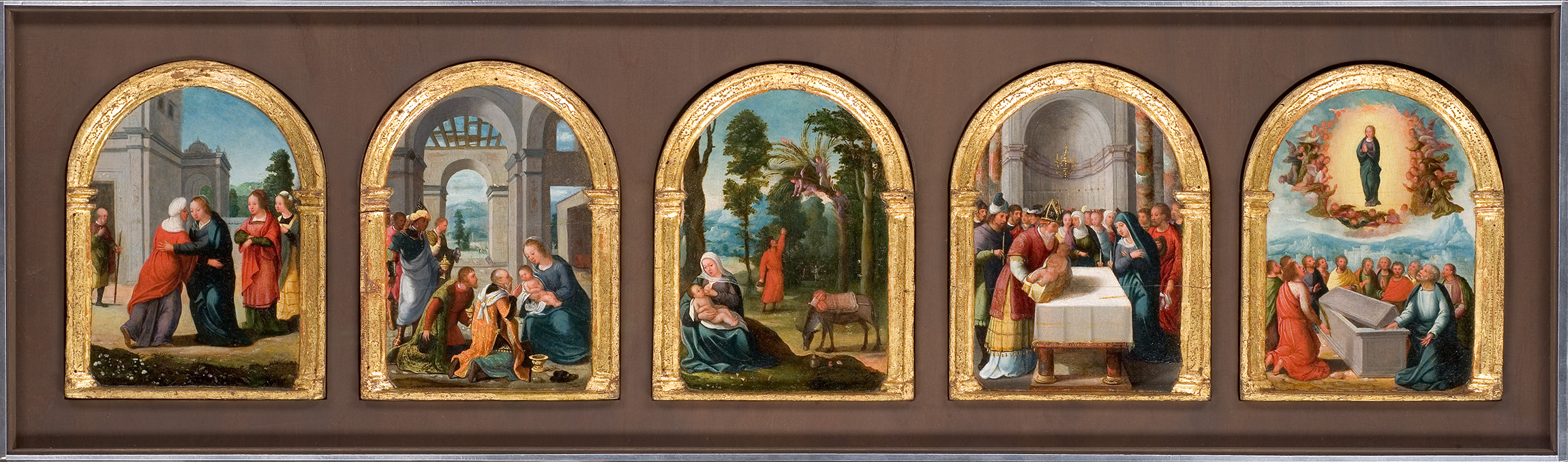 Cette image représente une série de cinq panneaux en forme d'arcades, typiques de l'art religieux. Chaque panneau est décoré d'un cadre doré. 1. **Panneau de gauche** : Deux femmes, probablement de grandes figures religieuses, sont présentées dans un environnement architectural. 2. **Deuxième panneau** : Une scène de famille ou de communauté, avec des figures qui semblent échanger des biens ou de l'affection. 3. **Troisième panneau** : Deux mères tenant des enfants, qui évoquent des thèmes de maternité et de tendresse. 4. **Quatrième panneau** : Un groupe de personnes autour d'une table, suggérant un acte de célébration ou de rituel. 5. **Panneau de droite** : Une scène de recueillement autour d'une tombe ou d'un monument, symbolisant la mémoire ou le besoin de communion avec les défunts. L'ensemble évoque des thèmes de foi, de communauté et de tradition.