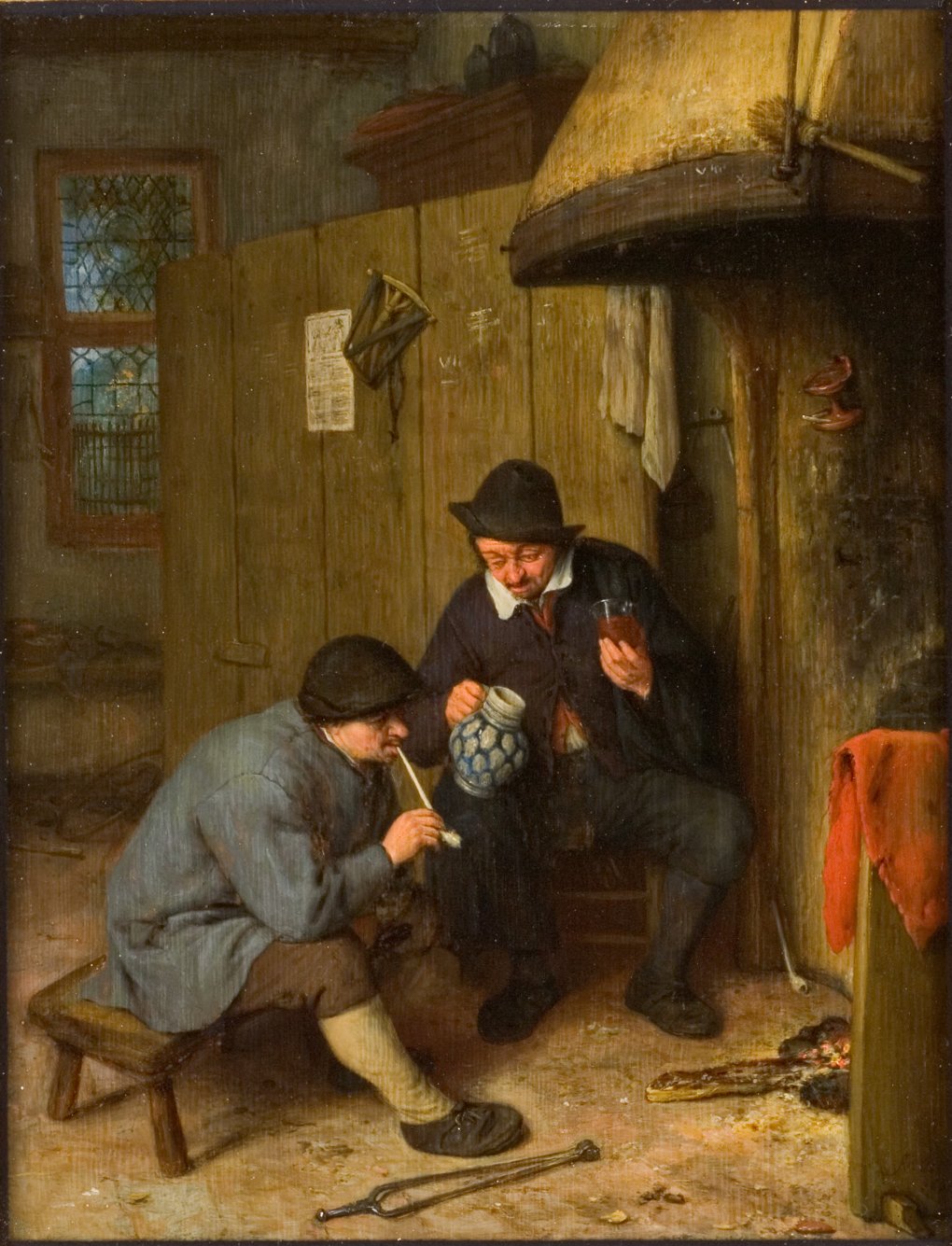 L'image représente une scène intérieure d'époque, où deux hommes sont assis près d'un poêle. L'un d'eux est en train de fumer une pipe, tandis que l'autre tient un pot ou un récipient. Leur ambiance semble détendue et conviviale, avec des détails comme des meubles rustiques et des accessoires éparpillés dans la pièce, suggérant une atmosphère de camaraderie. La lumière qui filtre à travers les fenêtres ajoute une dimension chaleureuse à la scène.