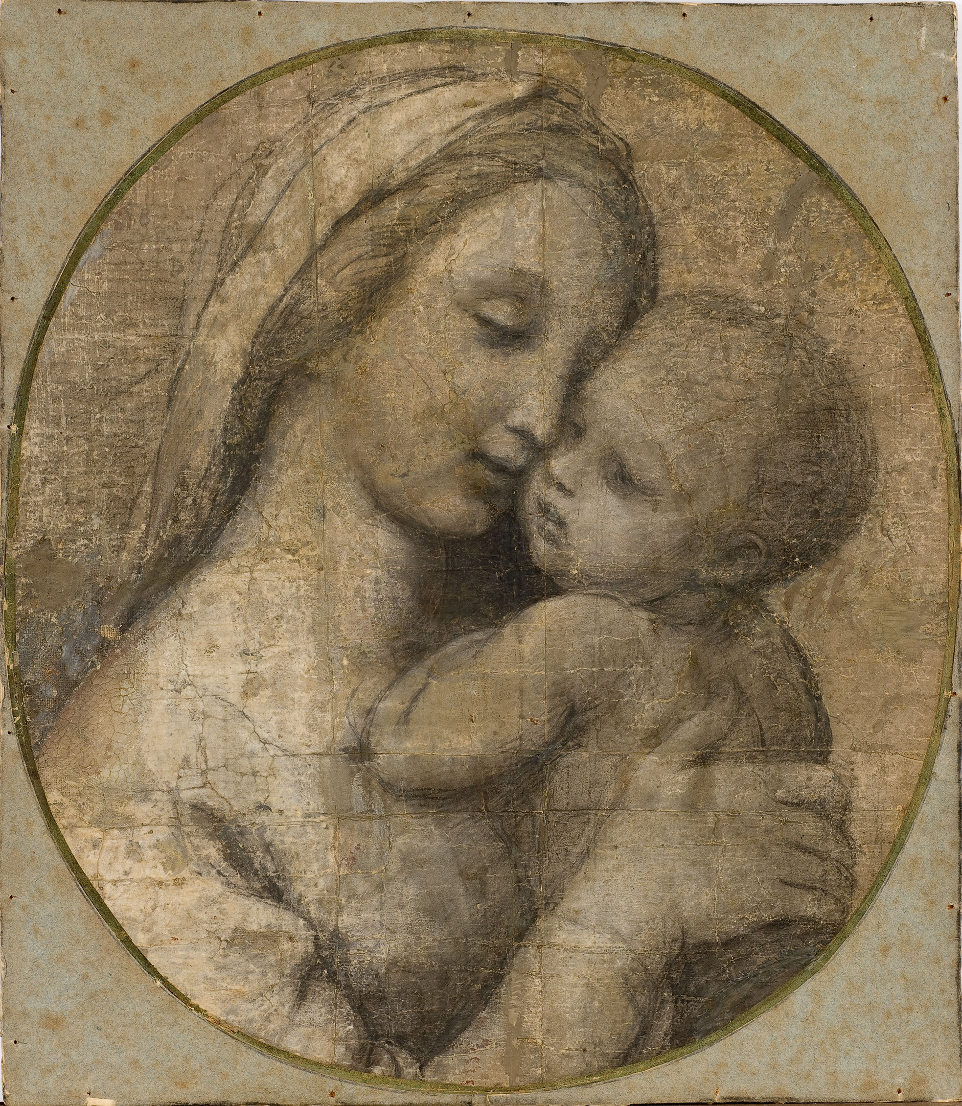 L'image représente une mère tenant un enfant dans ses bras. La mère est légèrement inclinée vers l'enfant, montrant une expression douce et affectueuse. L'enfant est rapproché du visage de la mère, contribuant à une atmosphère de tendresse. Les couleurs sont principalement neutres et douces, ajoutant à la scène une sensation de sérénité et de chaleur. L'ensemble évoque un moment intime entre la mère et son enfant.