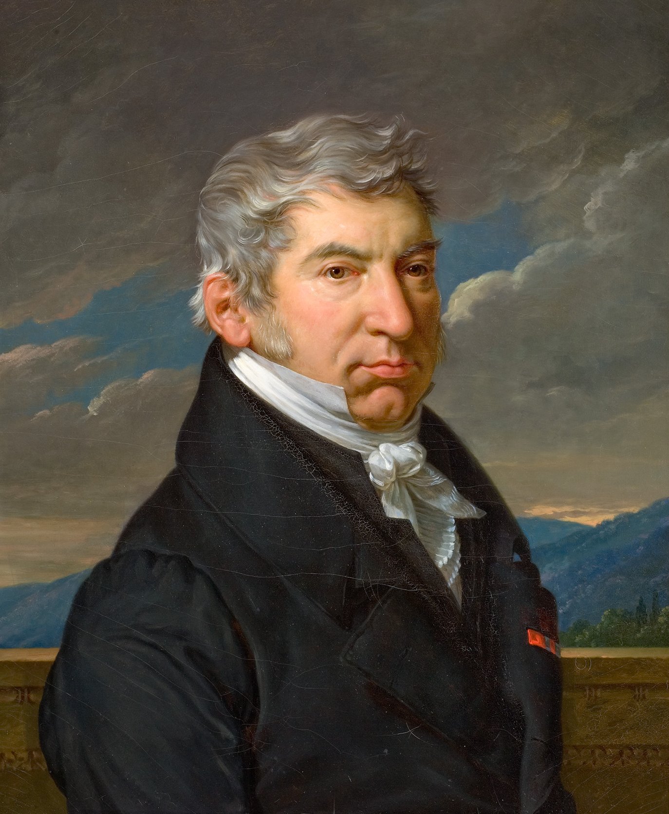 L'image représente un portrait d'un homme vêtu d'une veste noire et d'une chemise blanche avec un cravat. Il a les cheveux gris et un regard sérieux. En arrière-plan, on peut apercevoir un paysage avec des montagnes et un ciel nuageux. Le style du portrait suggère une époque historique, probablement du début du 19e siècle.
