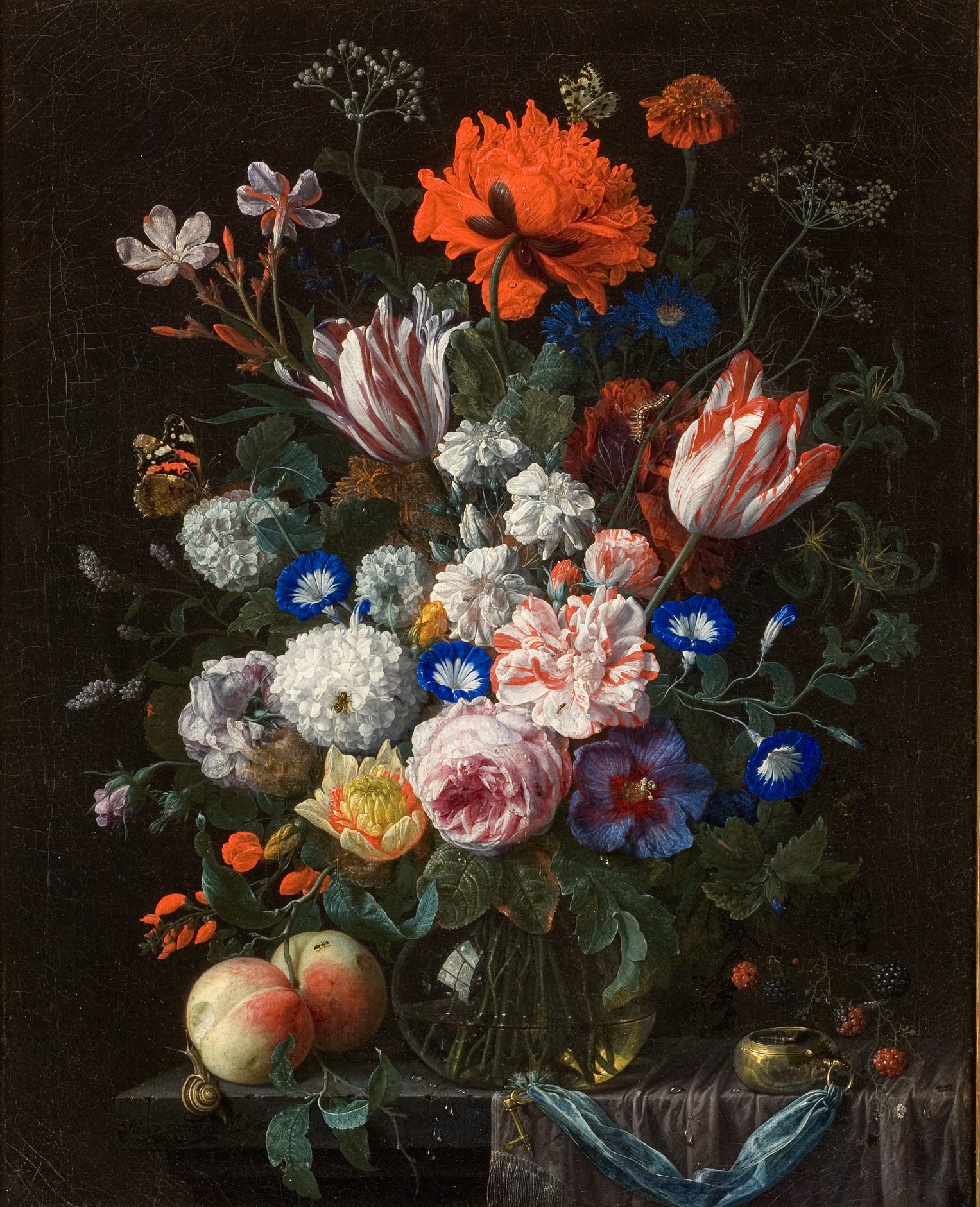 Cette image représente un magnifique arrangement floral, mettant en avant une variété de fleurs colorées. On peut y voir des tulipes rouges et blanches, des coquelicots éclatants, ainsi que des pêchers en bas. Les fleurs sont disposées de manière luxuriante dans un vase, avec des touches de bleu, de rose et de blanc qui créent un contraste vibrant. L'arrière-plan sombre accentue les couleurs vives des fleurs, donnant une impression de profondeur et de richesse. L'ensemble est agrémenté de quelques éléments décoratifs, ajoutant à l'élégance de la composition.