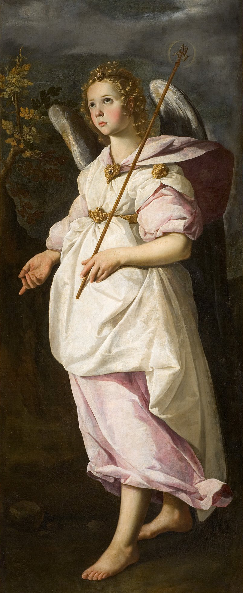 L'image représente un tableau d'un ange. L'ange est dépeint avec des ailes blanches et porte une robe élégante, principalement blanche avec des touches de rose. Il tient un bâton dans une main et regarde le spectateur avec une expression douce. L'arrière-plan est sombre, mettant en avant la lumière qui émane de l'ange, ce qui crée un contraste saisissant. La posture est gracieuse, et il semble être dans un moment de contemplation ou de communication. Les détails de la robe et des expression faciale sont particulièrement soignés, ajoutant à la beauté de la scène.