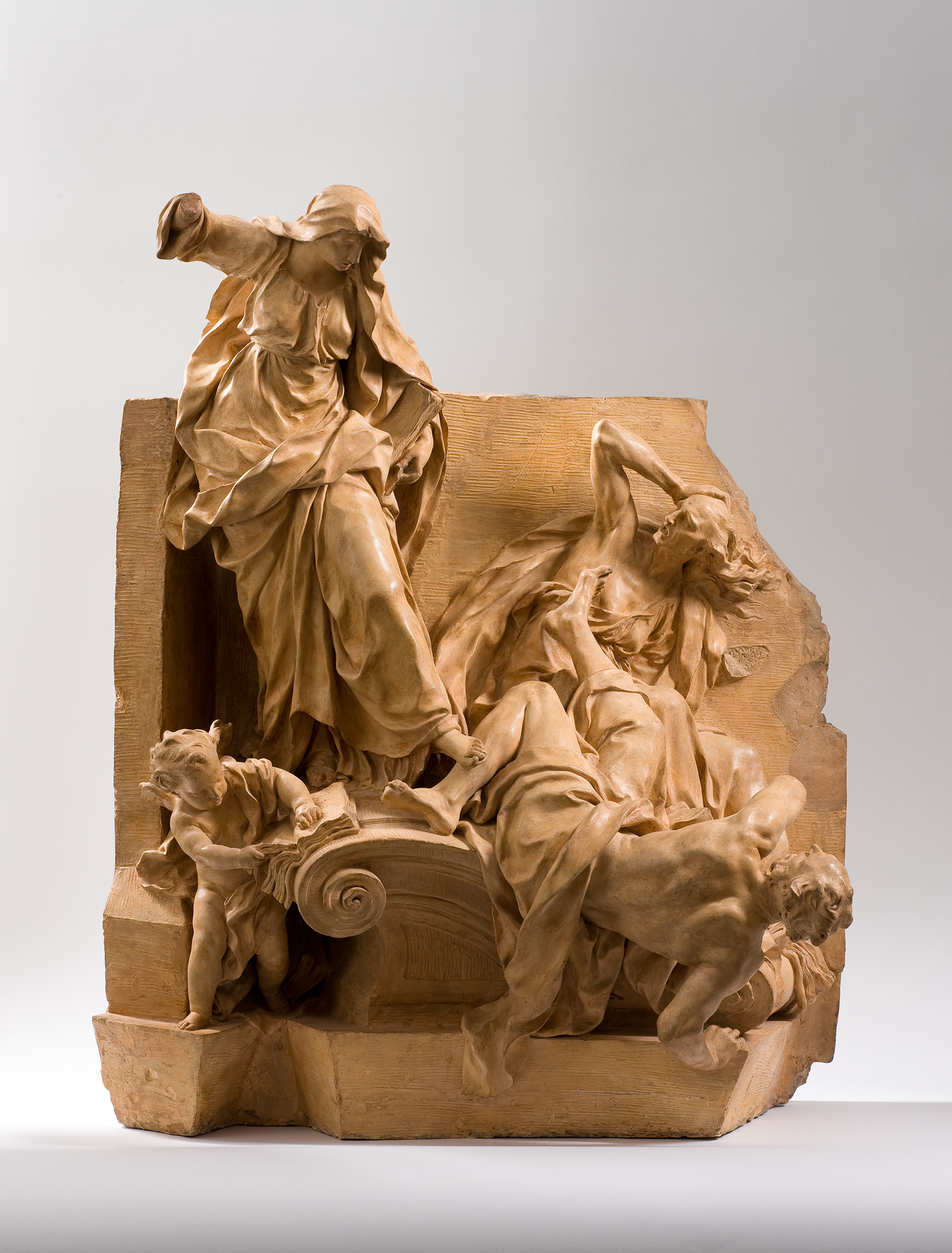 L'image représente une œuvre en sculpture en terre cuite. On y voit plusieurs figures humaines, dont une femme en position dynamique, levant un bras comme pour diriger ou influencer le mouvement autour d'elle. À ses côtés, une autre figure semble accéder à une position de repos ou de désespoir. Les détails des drapés et des expressions faciales sont assez prononcés, illustrant un grand niveau de maîtrise technique. L'ensemble dégage une impression d'énergie et d'émotion, dans un style classique et monumentale.