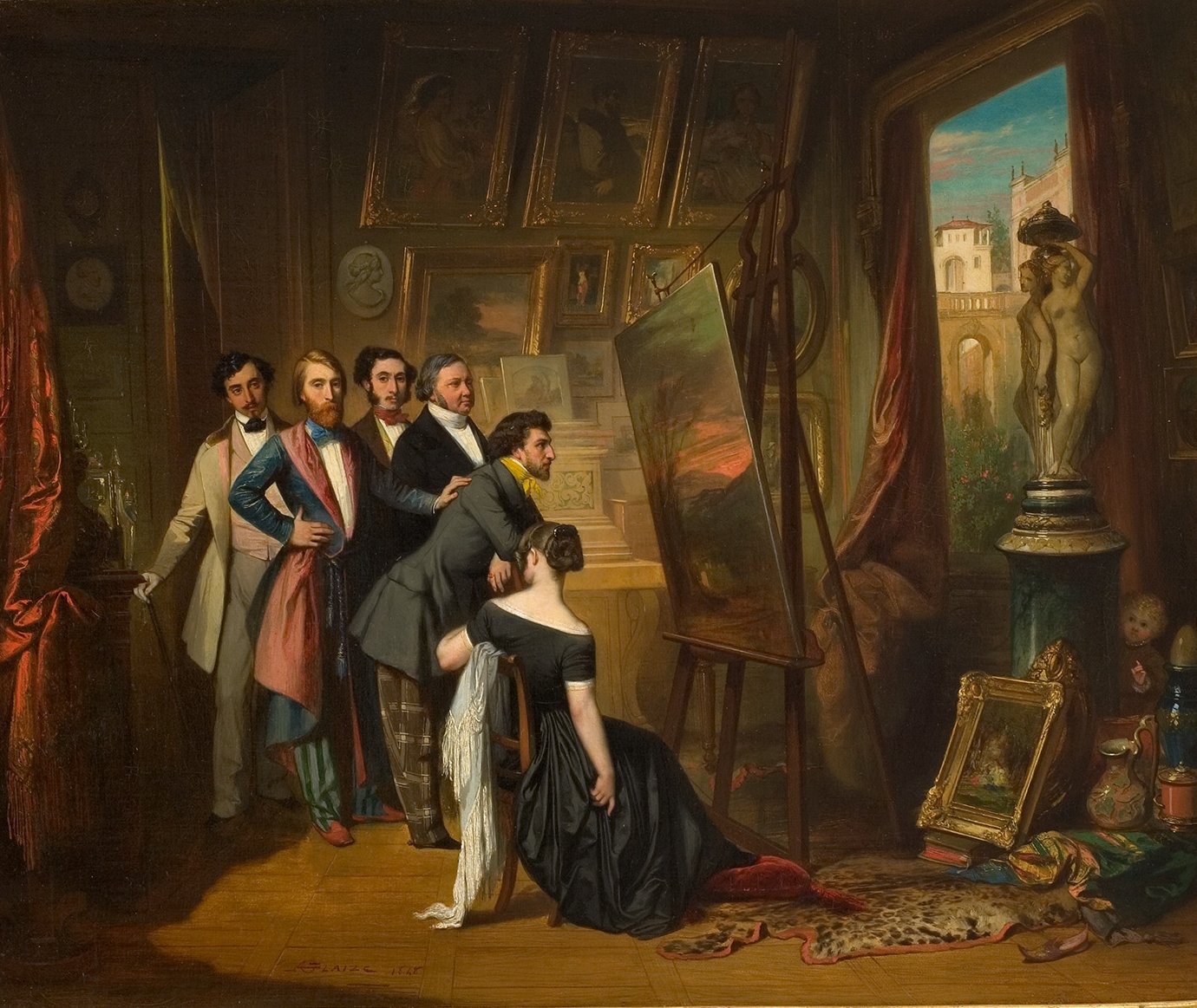L'image représente une scène artistique dans un atelier. On y voit plusieurs hommes, habillés de manière élégante, qui se tiennent en demi-cercle autour d'un tableau en cours de création. L'un d'eux est assis devant le tableau, concentré sur son travail, tandis qu'une femme, vêtue d'une robe noire, est penchée vers le tableau, observant attentivement. En arrière-plan, on peut apercevoir des œuvres d'art accrochées aux murs et divers objets décoratifs, évoquant un environnement artistique et créatif. La lumière qui entre par la fenêtre ajoute une atmosphère chaleureuse à la scène.