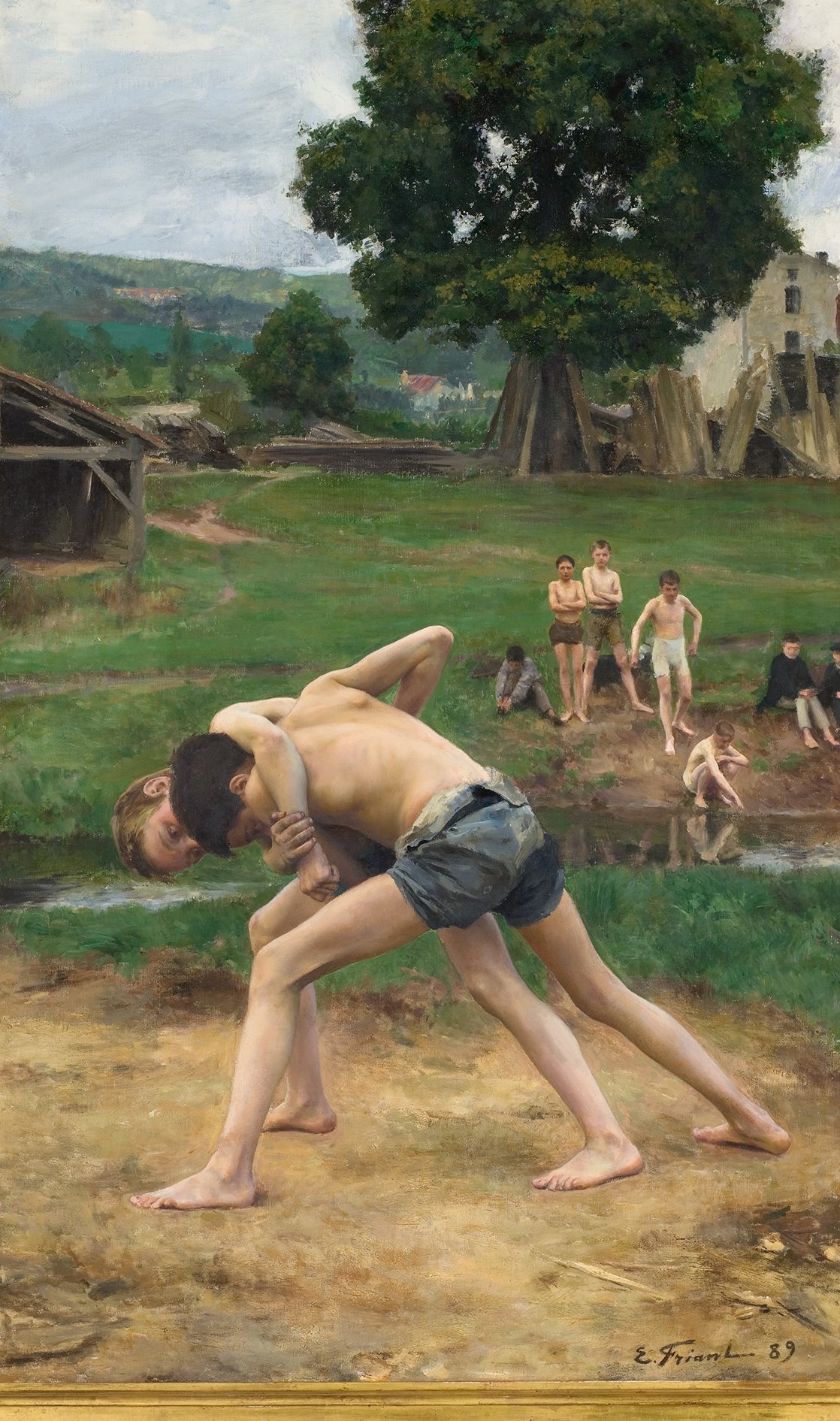 L'image représente une scène de deux jeunes garçons en train de lutter dans un environnement rural. Ils sont torse nu et portent des pantalons courts. L'arrière-plan montre une verdure luxuriante avec quelques arbres et une construction. D'autres enfants se trouvent au bord d'un ruisseau, observant la lutte. L'atmosphère semble estivale et joyeuse, évoquant une enfance insouciante et des jeux en plein air.