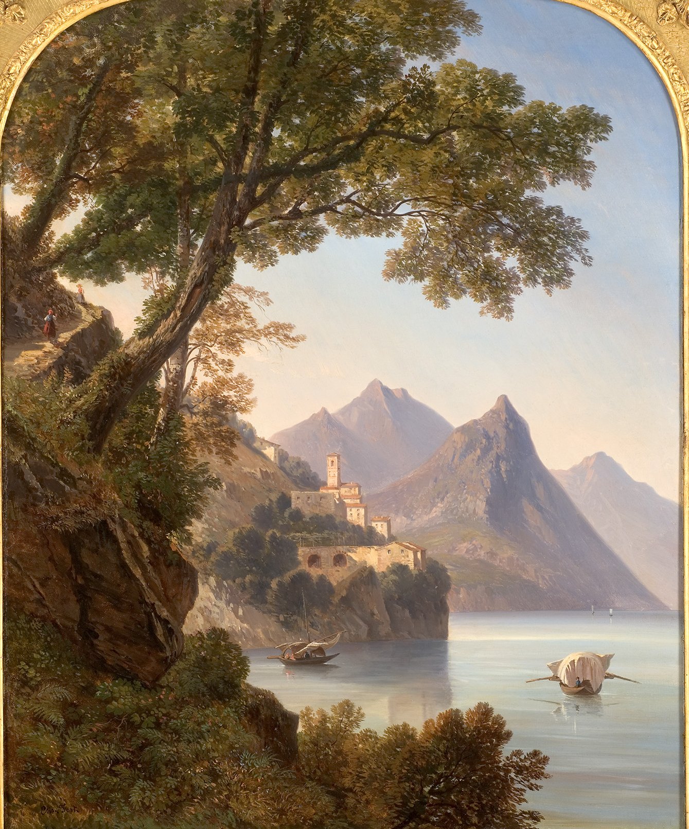 L'image représente un paysage pittoresque au bord d'un lac, entouré de montagnes majestueuses. À gauche, un sentier sinueux mène à un groupe de personnes, peut-être des randonneurs ou des promeneurs. À droite, on aperçoit un village charmant avec des bâtiments historiques, bien intégrés à la nature. La surface du lac est calme, reflétant les montagnes et le ciel, créant une ambiance paisible et sereine. Les arbres sur le rivage ajoutent une touche de verdure, renforçant la beauté naturelle du tableau.