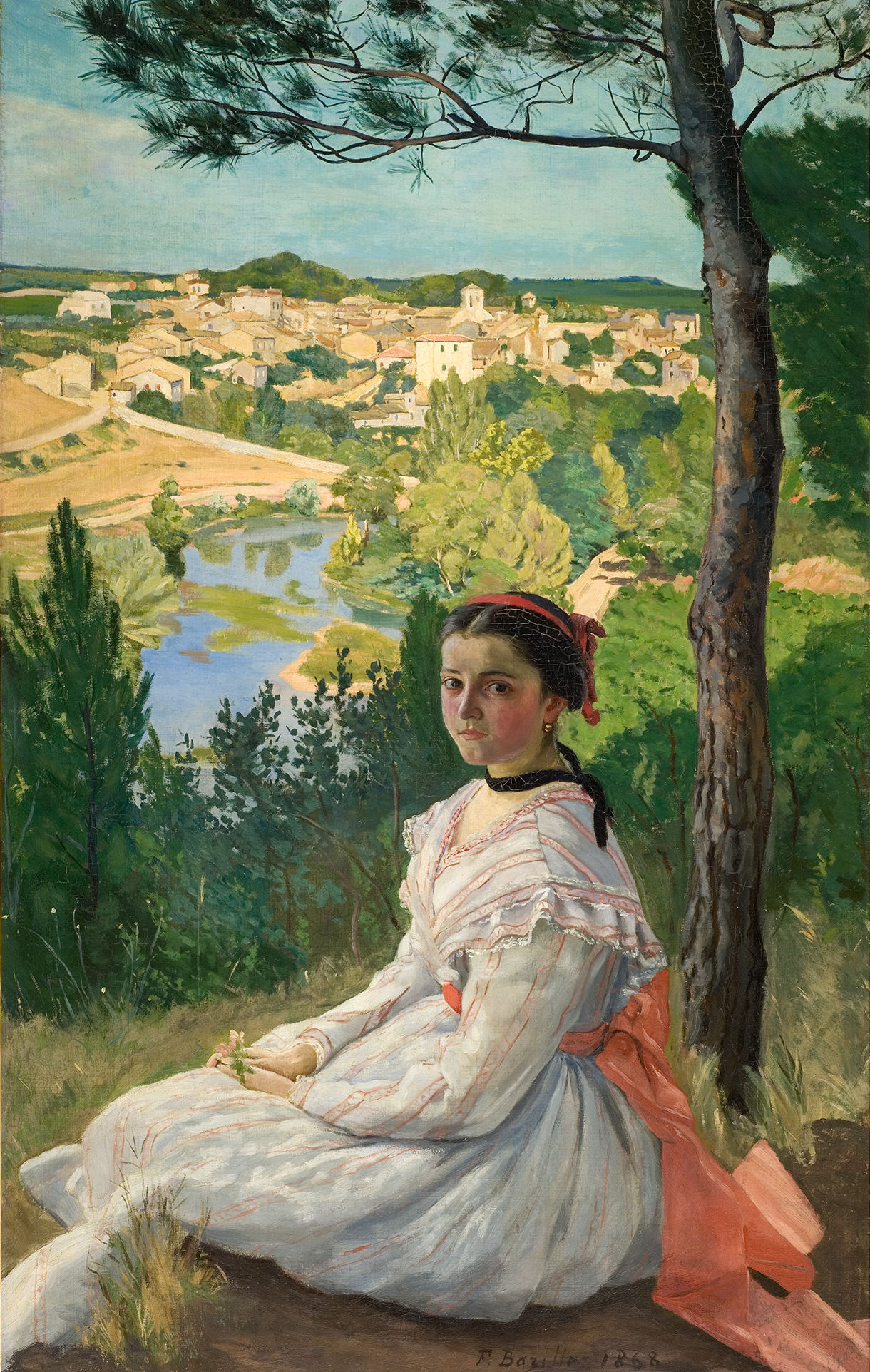 L'image représente une jeune fille assise sur l'herbe, en contrebas d'un arbre. Elle porte une robe blanche avec des détails rosés et un large ruban rose dans les cheveux. Son expression est pensante et contemplative, et elle tourne légèrement la tête, les yeux dirigés vers le spectateur. À l'arrière-plan, on peut apercevoir un paysage bucolique, avec des maisons disposées sur une colline et une rivière qui serpente au milieu de la verdure. Le ciel est clair, suggérant une journée ensoleillée. L'ensemble de la scène dégage une atmosphère paisible et nostalgique.