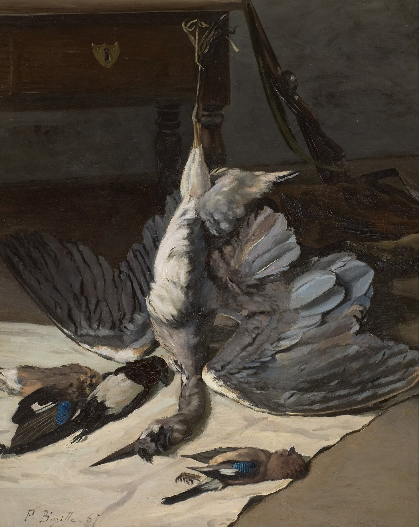 L'image présente une nature morte composée de plusieurs oiseaux morts suspendus à un crochet. On peut voir un grand oiseau avec des plumes blanches et grises, ainsi que d'autres petits oiseaux, tous posés sur un tissu. En arrière-plan, un meuble en bois, probablement une table, et un fusil sont visibles, suggérant un contexte de chasse. La lumière accentue les détails des plumes et des formes, créant une ambiance réaliste et sombre.