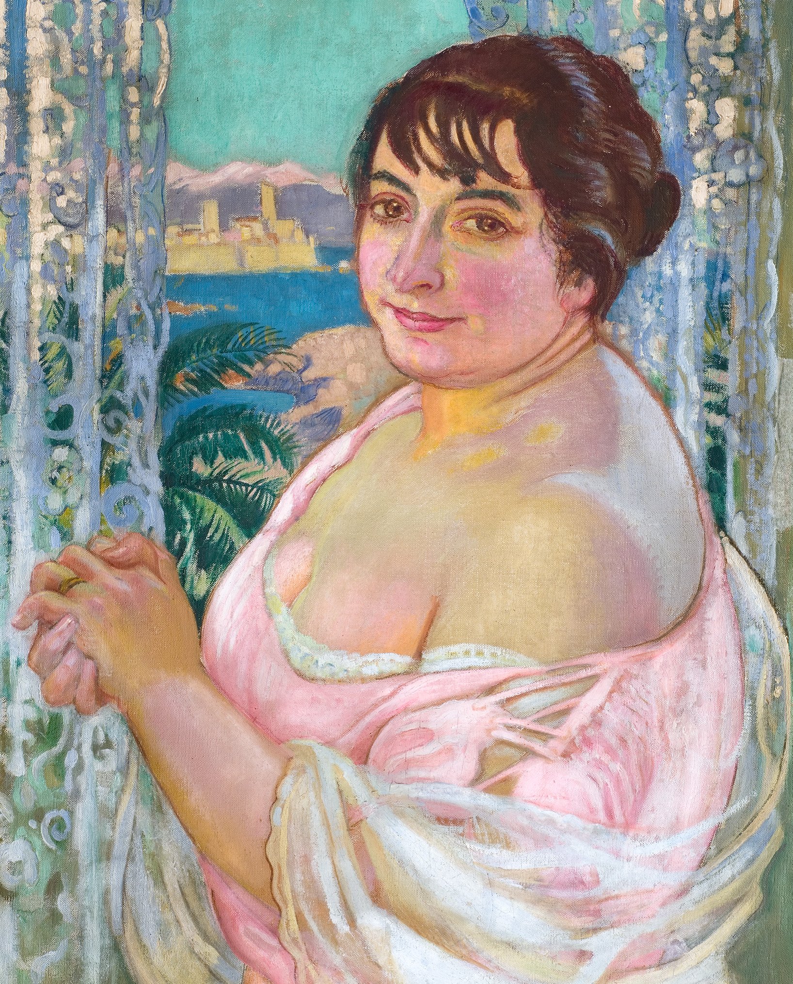 L'image représente un portrait d'une femme, qui semble être tournée vers le spectateur. Elle a un regard doux et un léger sourire. La femme porte une robe rose clair et un châle léger, avec un arrière-plan coloré représentant un paysage. Des éléments décoratifs comme des rideaux ou des motifs floraux encadrent son visage, ajoutant à l'élégance de la scène. Les couleurs utilisées sont vives et contrastées, donnant une sensation de chaleur et de vie au tableau.