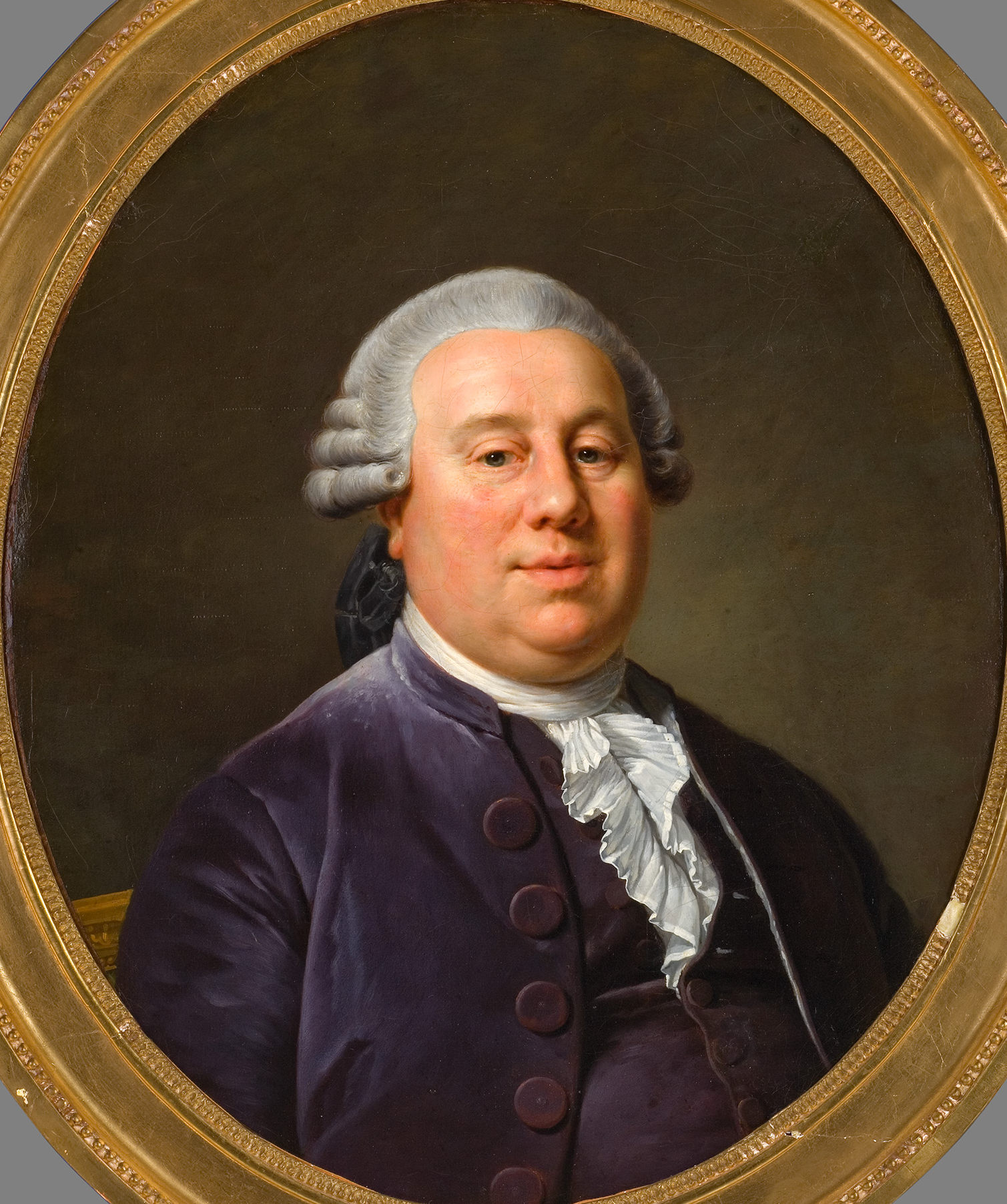 L'image montre un portrait d'un homme vêtu d'une veste violette et d'une cravate blanche. Il a les cheveux gris, coiffés en boucles, et un visage aux traits ronds. L'arrière-plan est sombre, ce qui met en valeur le sujet. Le portrait est encadré dans un oval doré, ajoutant une touche d'élégance à l'ensemble.