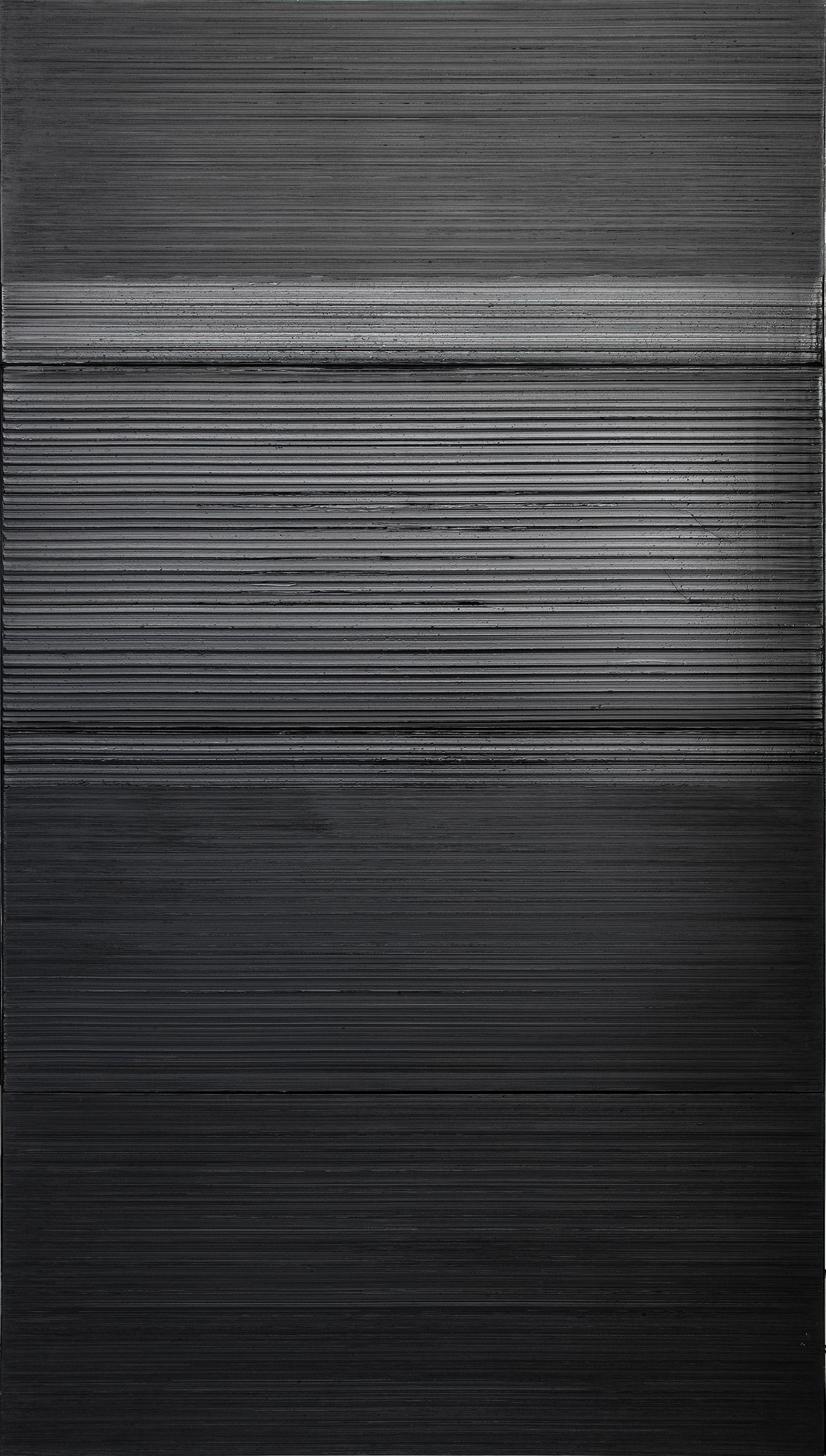 L'image présente une surface texturée avec des lignes horizontales, créant un effet de profondeur et de mouvement. Les tons de noir et de gris se superposent, donnant une impression de profondeur et de sophistication. Les variations des lignes et de la brillance ajoutent une dynamique subtile à l'ensemble, tout en gardant une esthétique minimaliste et contemporaine.