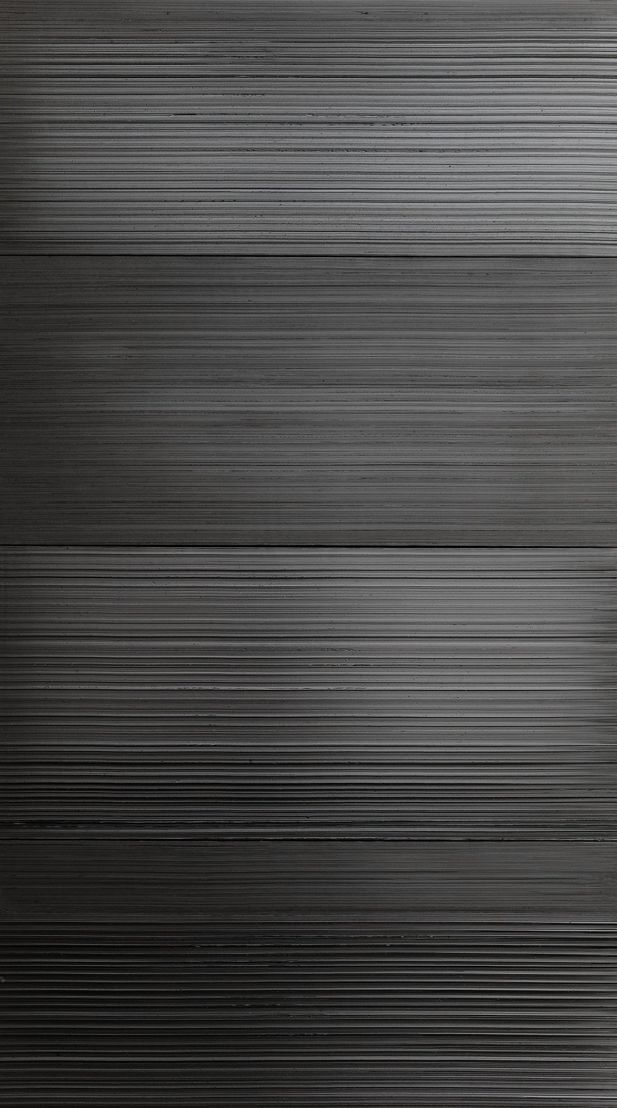 L'image présente une surface de couleur noire avec des lignes horizontales et des textures discrètes. Les stries sont uniformes et créent un effet de profondeur, donnant à l'ensemble une apparence moderne et minimaliste. La lumière peut jouer sur les textures, ajoutant un subtil contraste et une certaine dimension.